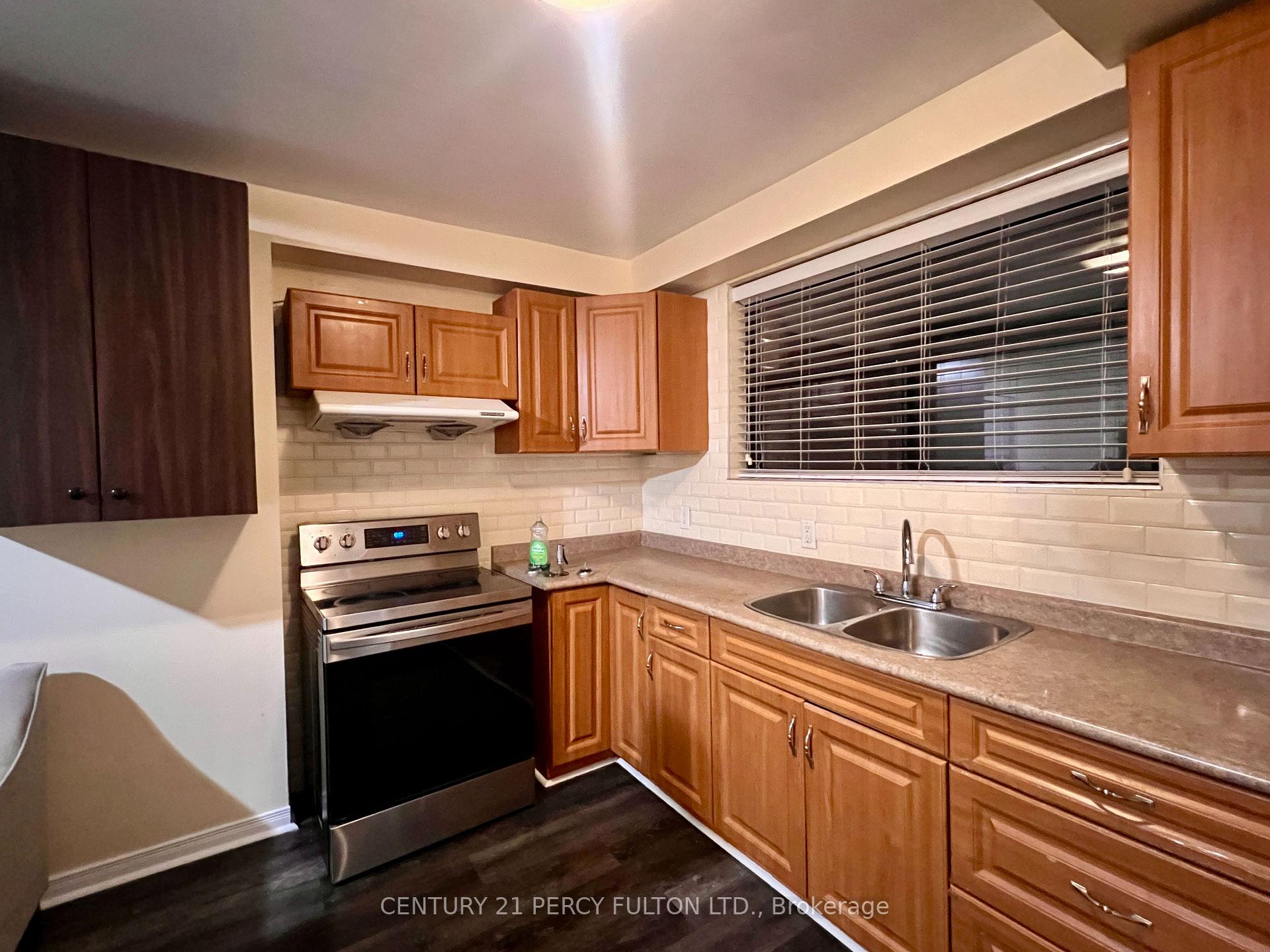 Photo 4 of Unit 2, 952 Scarlett Road, Etobicoke, Humber Heights — HOMEH
