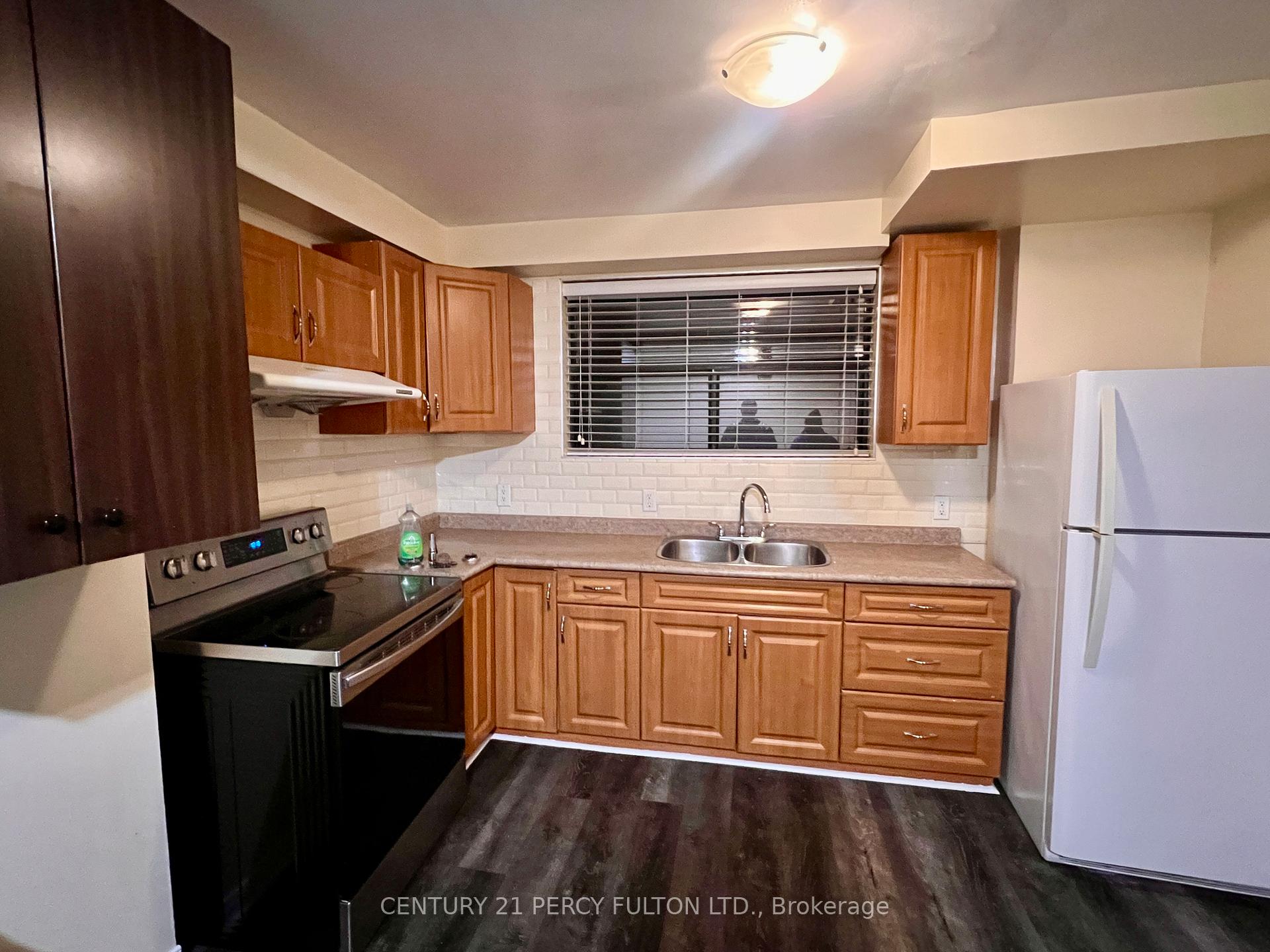Photo 5 of Unit 2, 952 Scarlett Road, Etobicoke, Humber Heights — HOMEH