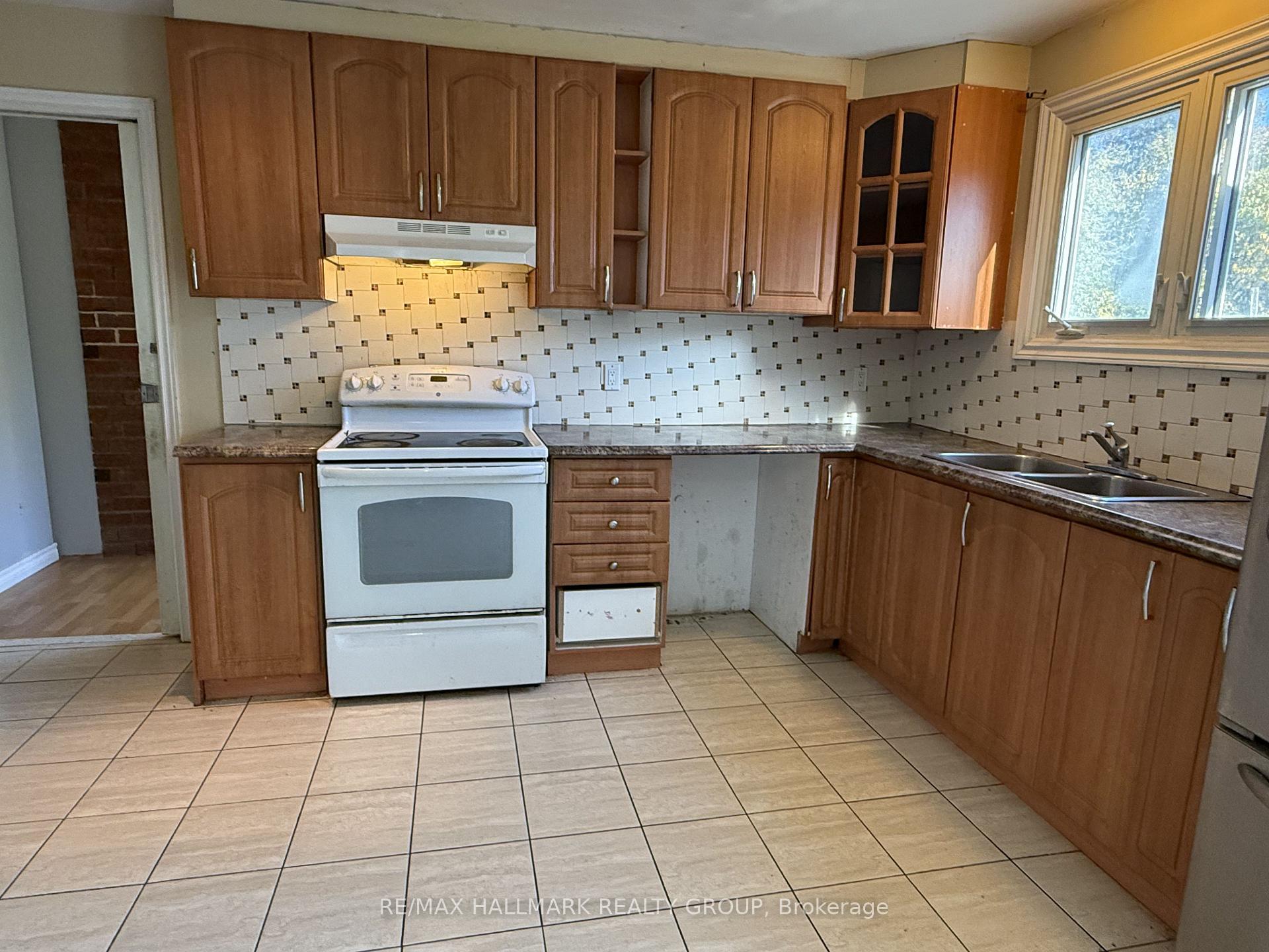 Photo 2 of 930 Cahill Drive W, Ottawa, Hunt Club — HOMEH