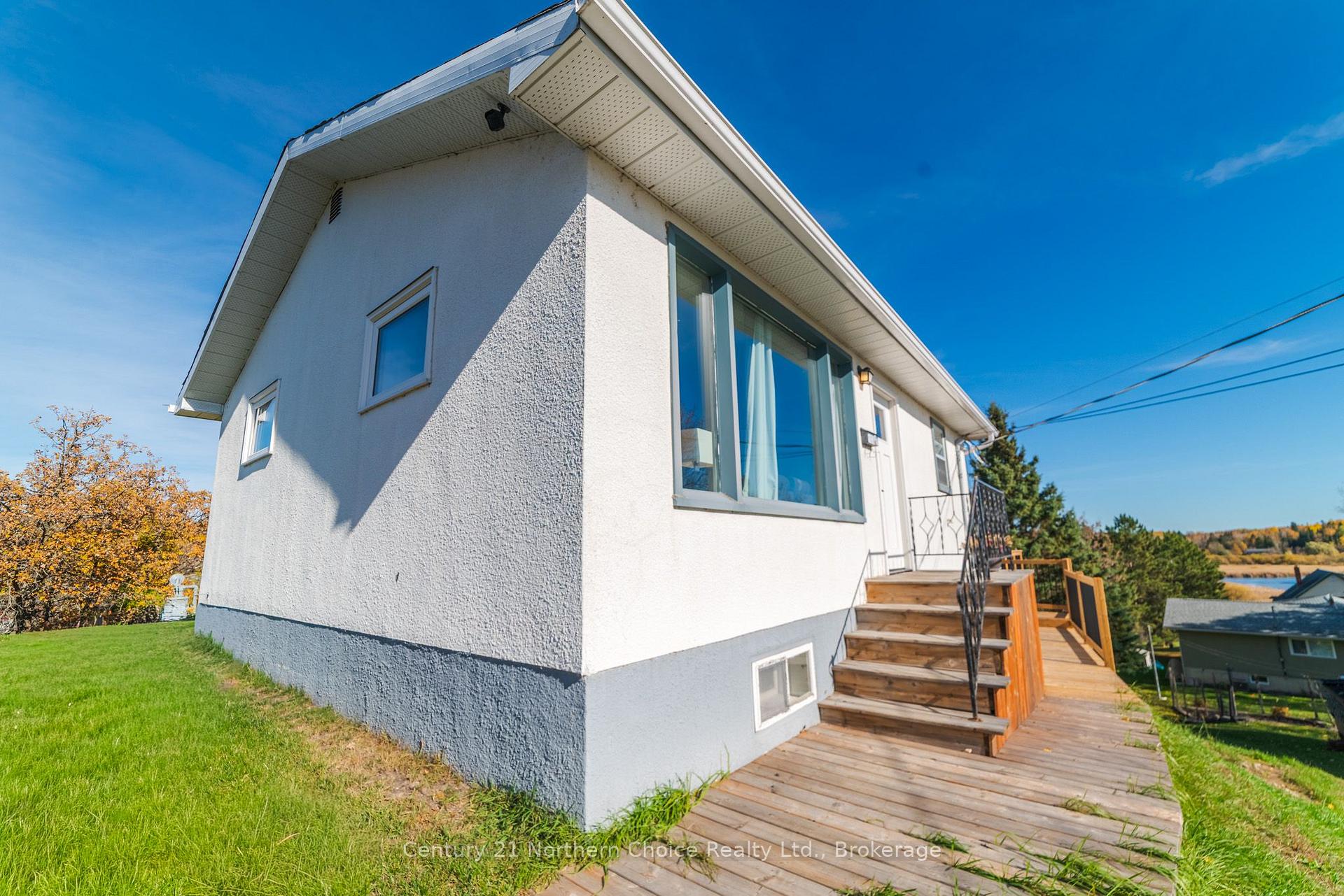 Photo 5 of 1038 1/2 Park Street, Kenora, Central — HOMEH