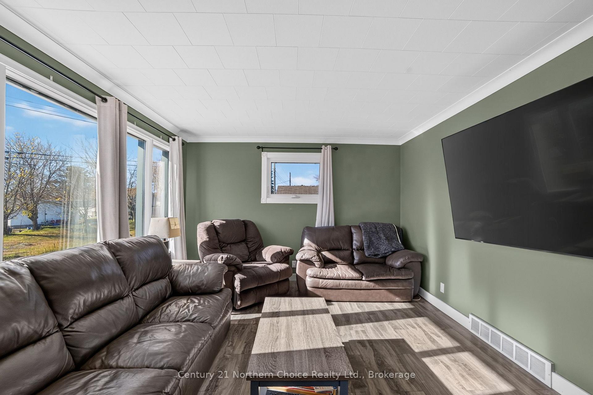 Photo 6 of 1038 1/2 Park Street, Kenora, Central — HOMEH