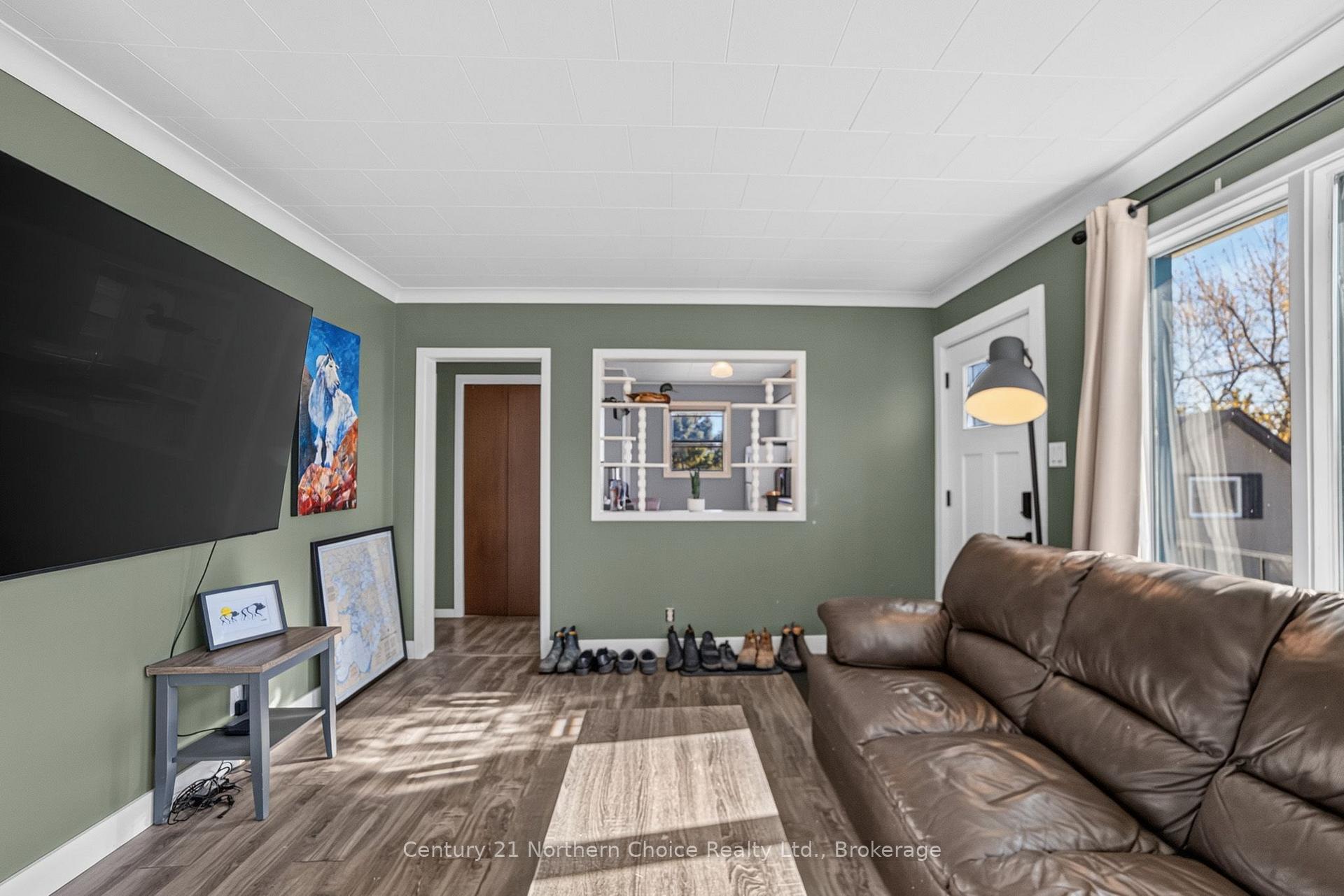 Photo 9 of 1038 1/2 Park Street, Kenora, Central — HOMEH