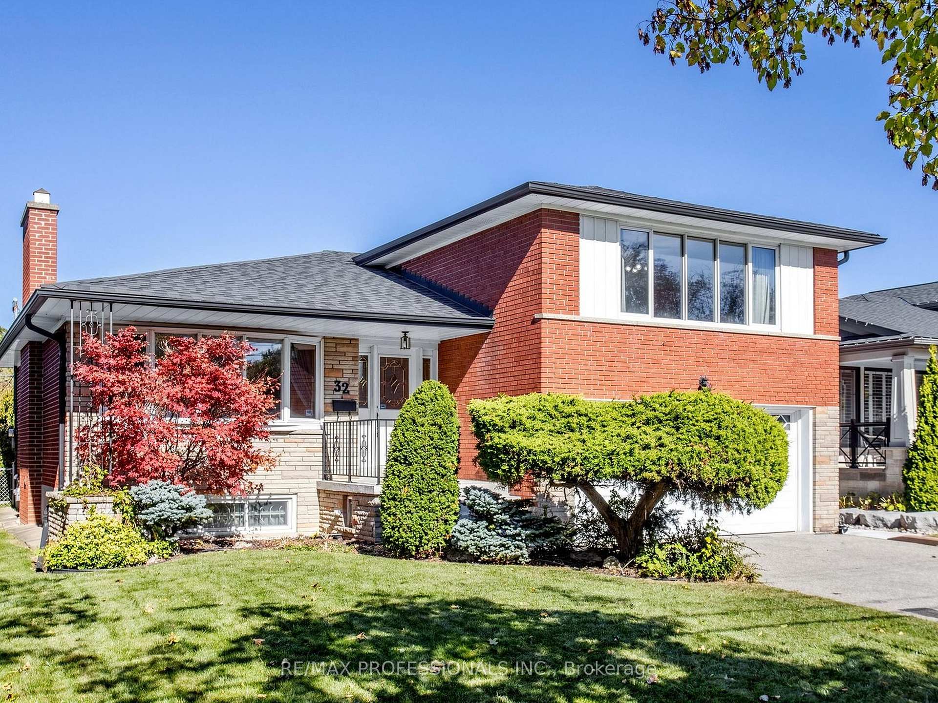 Photo 3 of 32 Summitcrest Drive, Etobicoke, Willowridge-Martingrove-Richview — HOMEH
