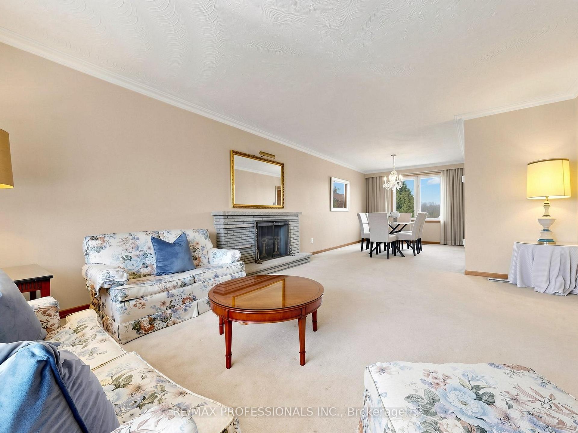 Photo 4 of 32 Summitcrest Drive, Etobicoke, Willowridge-Martingrove-Richview — HOMEH