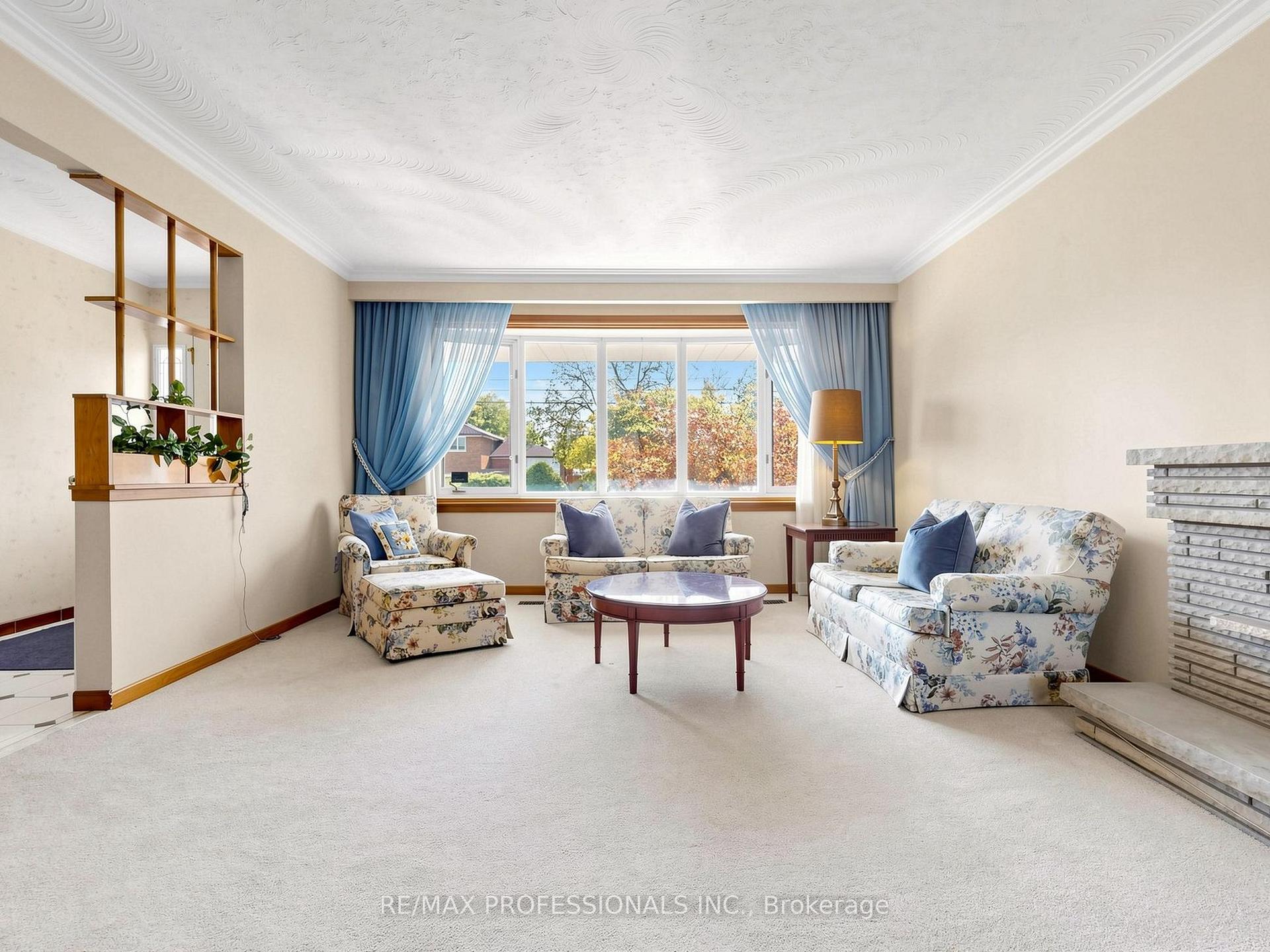 Photo 6 of 32 Summitcrest Drive, Etobicoke, Willowridge-Martingrove-Richview — HOMEH
