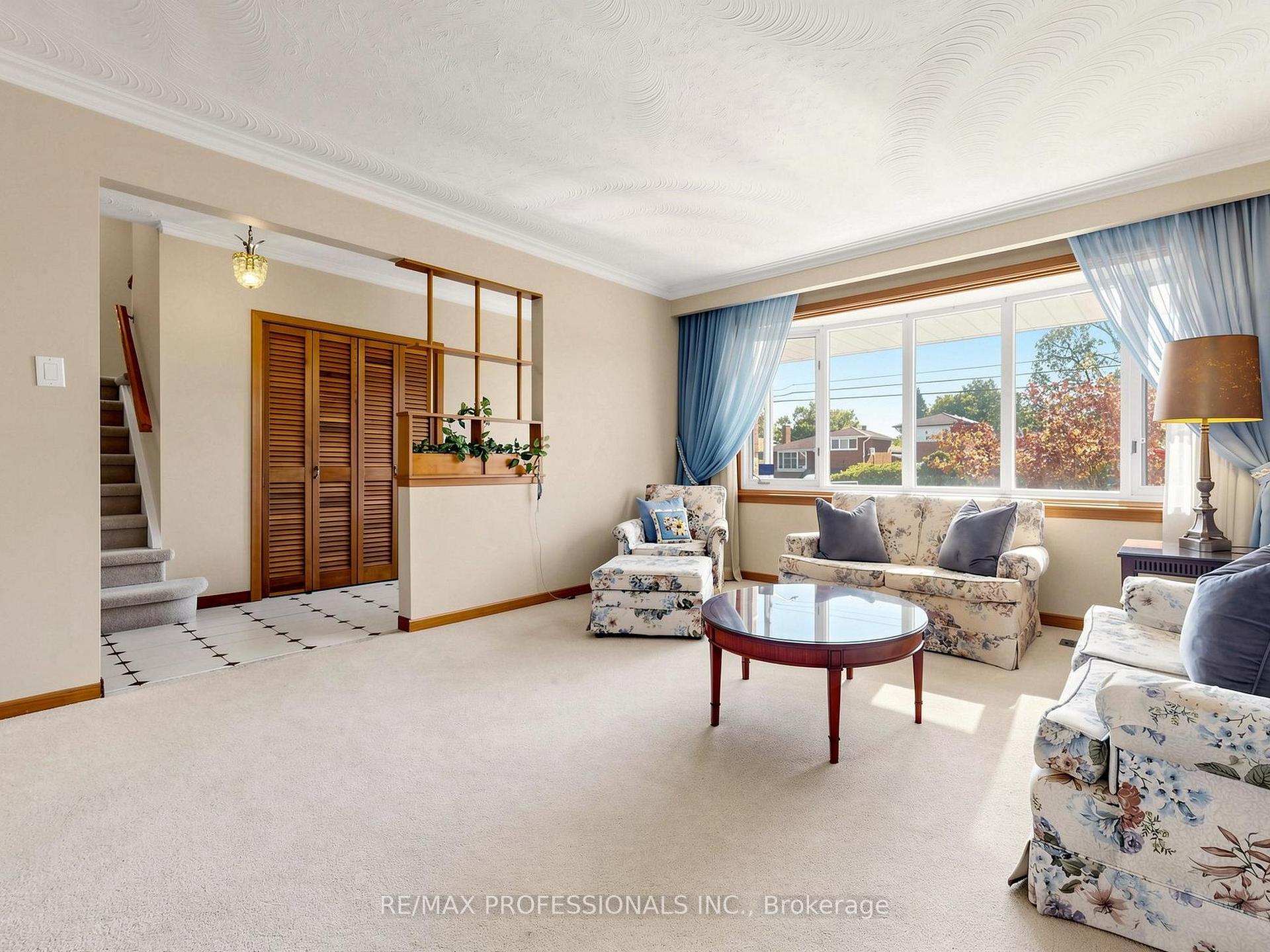 Photo 5 of 32 Summitcrest Drive, Etobicoke, Willowridge-Martingrove-Richview — HOMEH