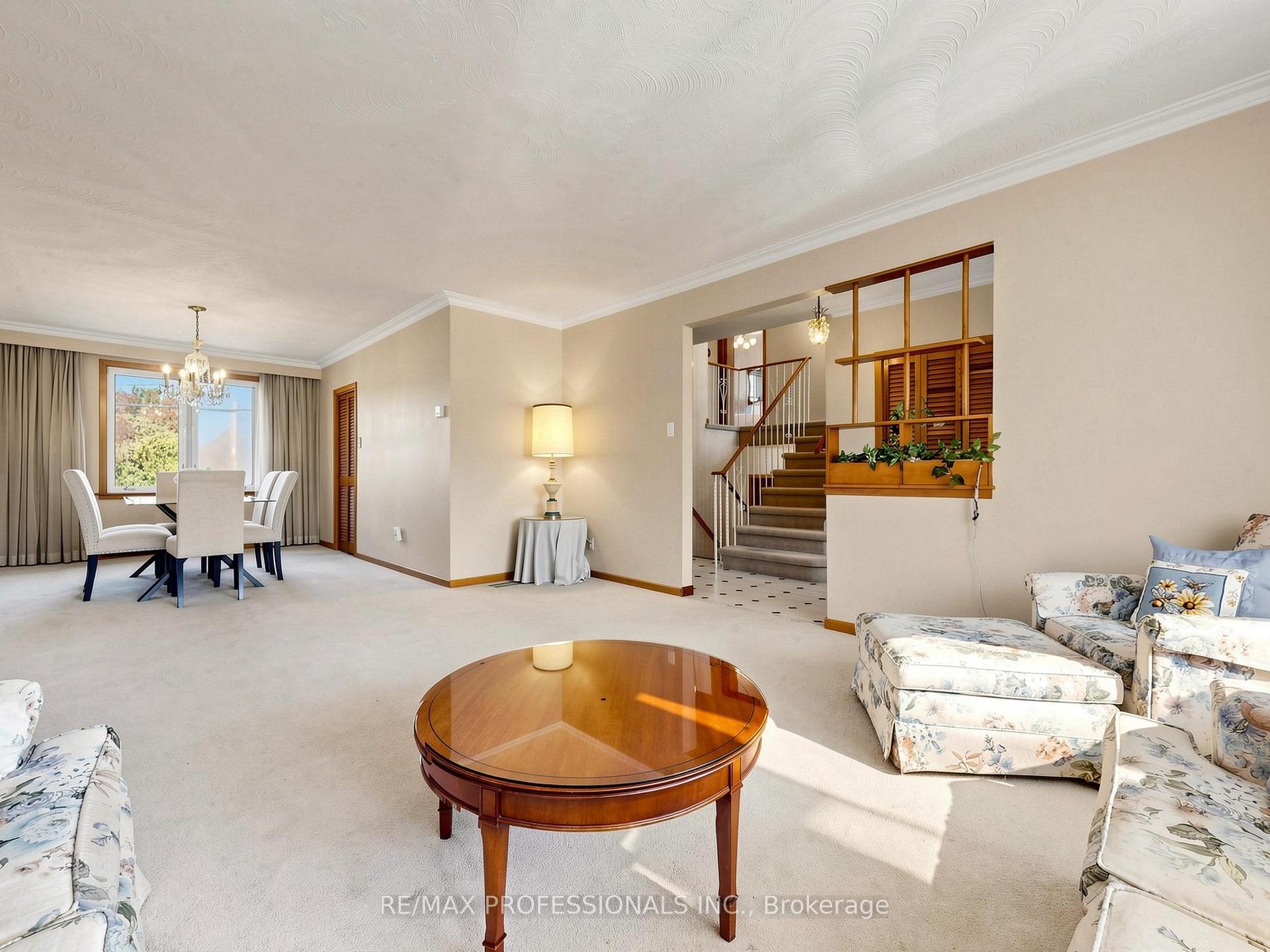 Photo 7 of 32 Summitcrest Drive, Etobicoke, Willowridge-Martingrove-Richview — HOMEH