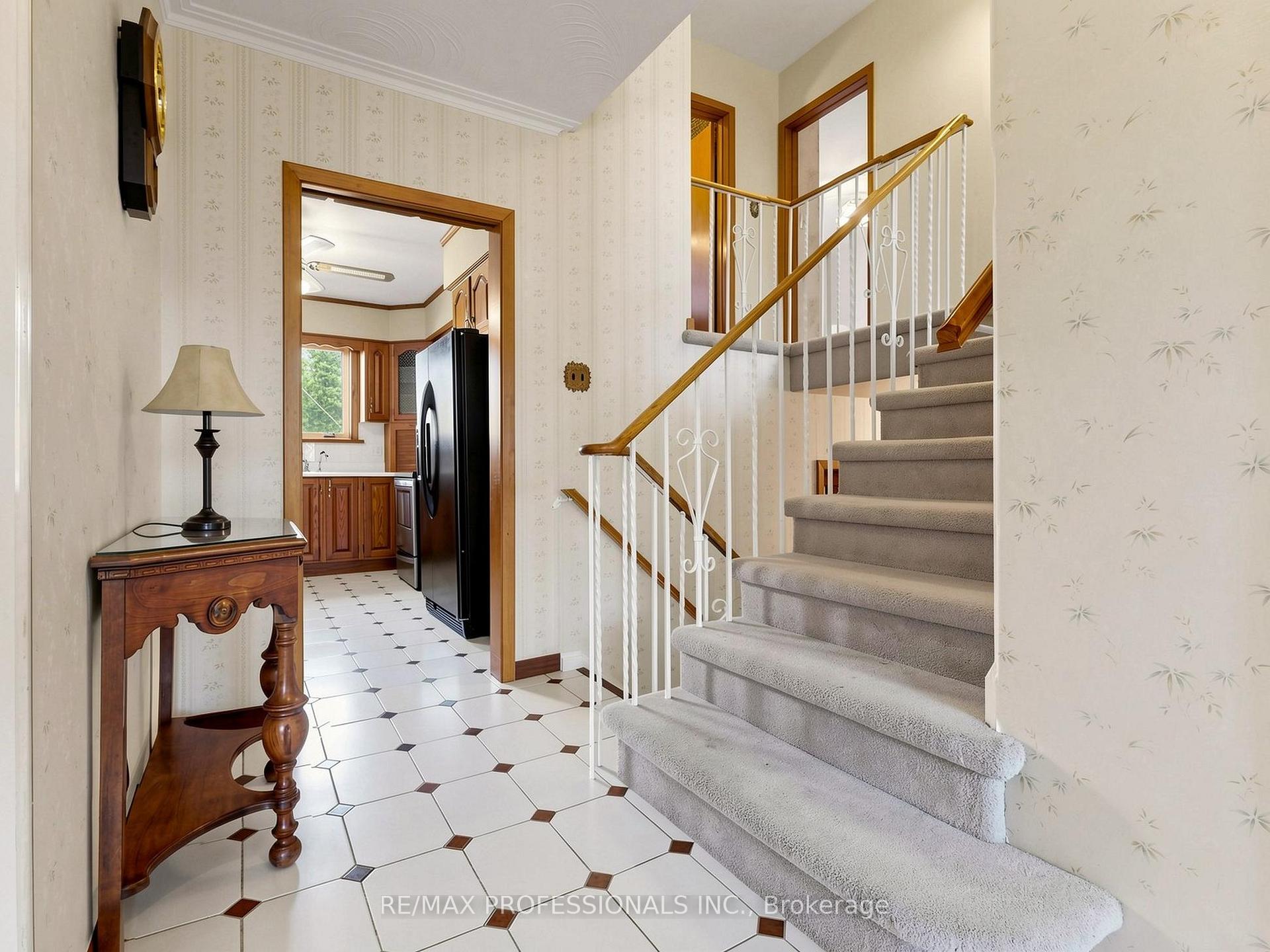 Photo 11 of 32 Summitcrest Drive, Etobicoke, Willowridge-Martingrove-Richview — HOMEH