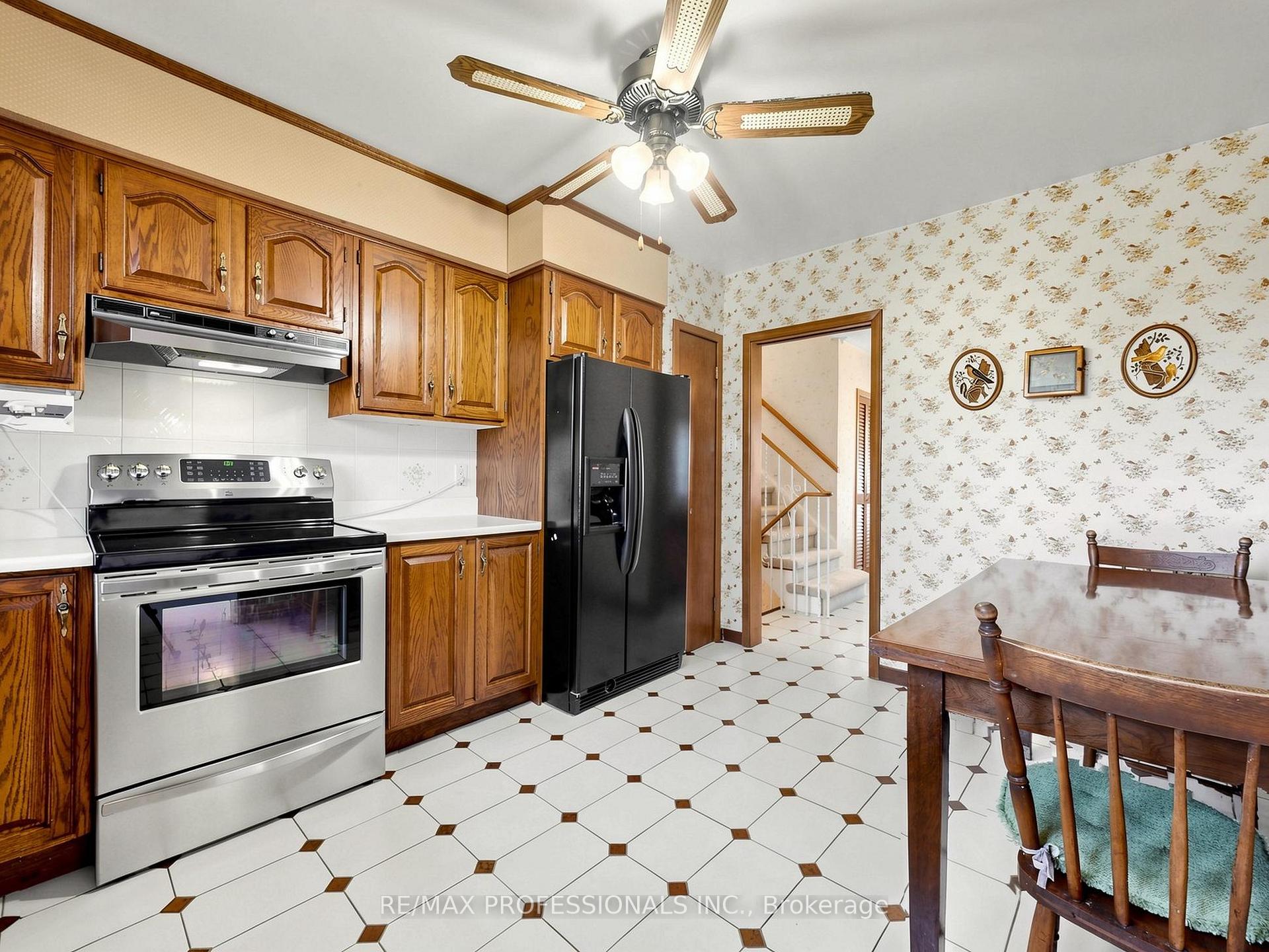 Photo 12 of 32 Summitcrest Drive, Etobicoke, Willowridge-Martingrove-Richview — HOMEH