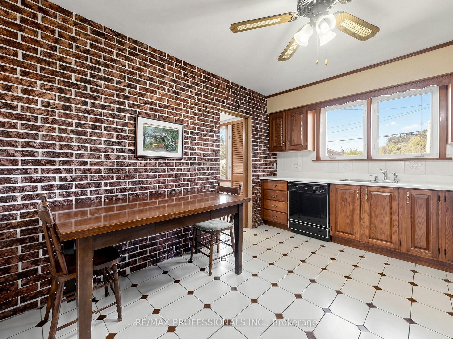 Photo 13 of 32 Summitcrest Drive, Etobicoke, Willowridge-Martingrove-Richview — HOMEH