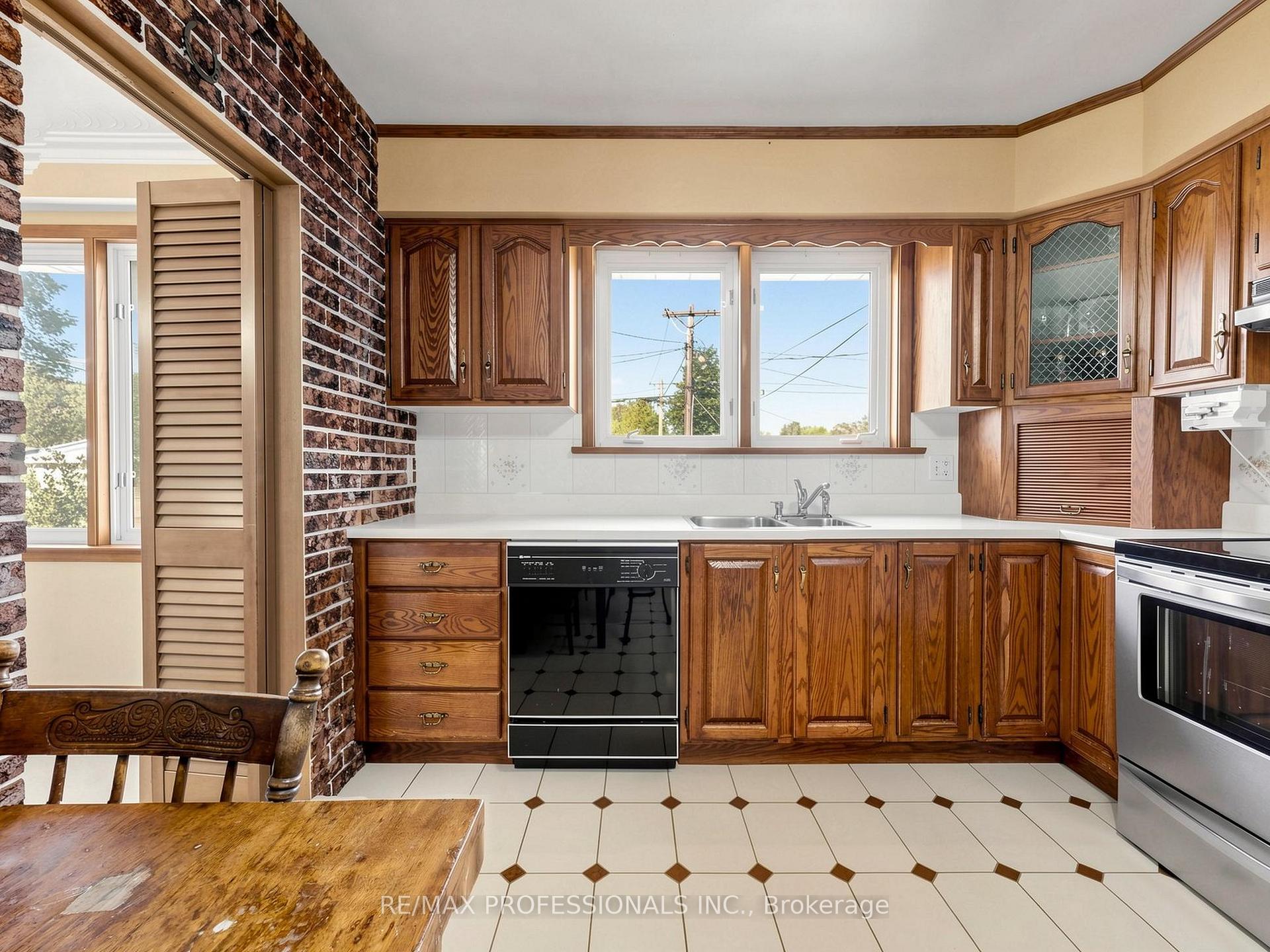 Photo 14 of 32 Summitcrest Drive, Etobicoke, Willowridge-Martingrove-Richview — HOMEH