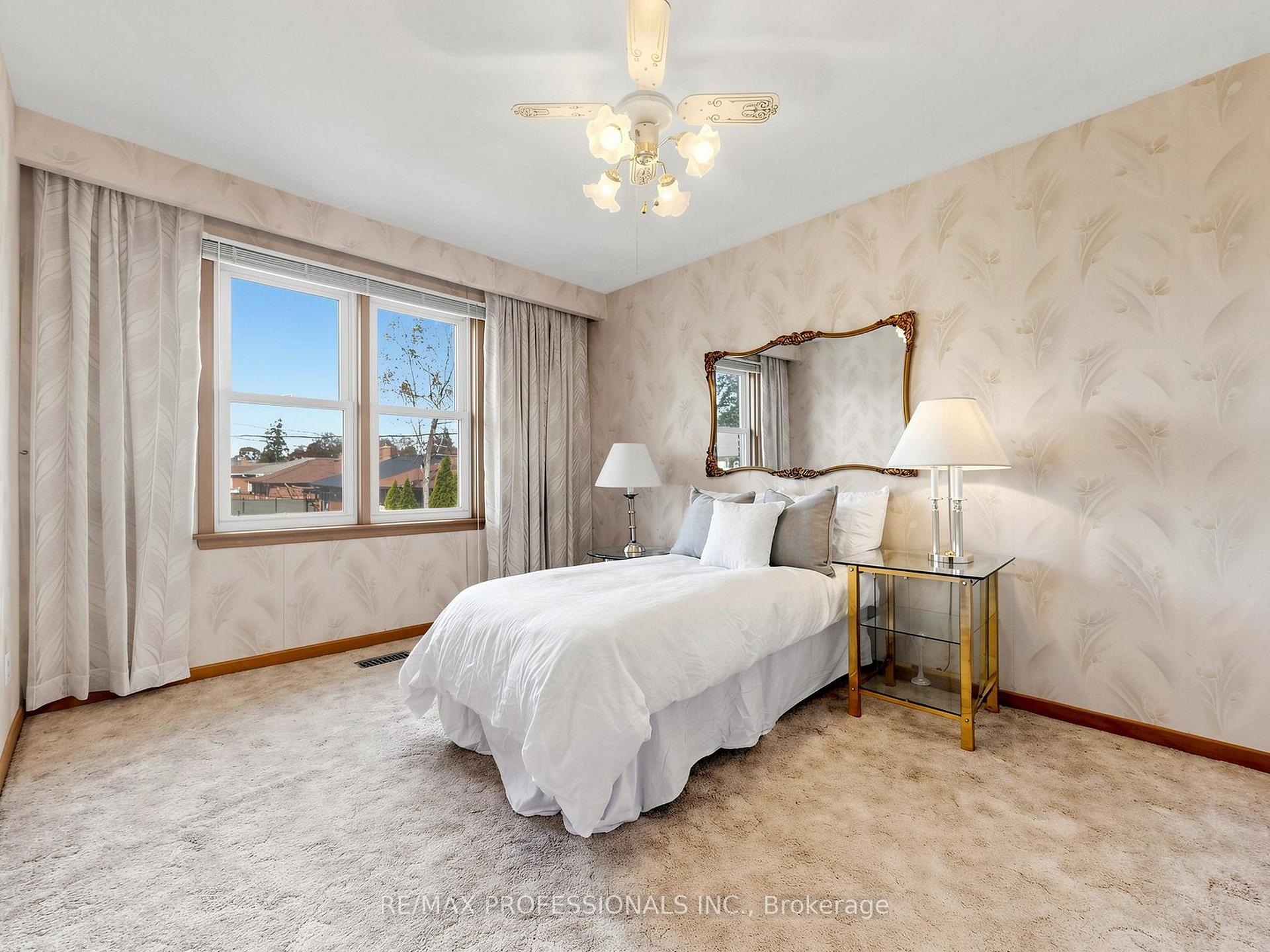 Photo 18 of 32 Summitcrest Drive, Etobicoke, Willowridge-Martingrove-Richview — HOMEH