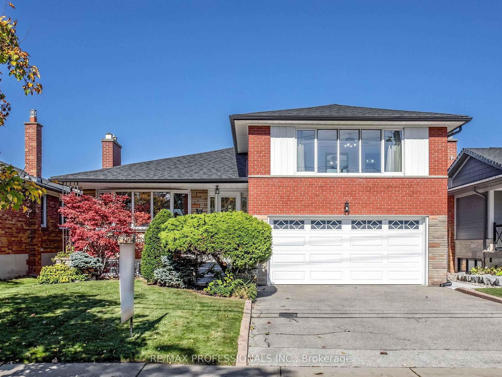 Photo 2 of 32 Summitcrest Drive, Etobicoke, Willowridge-Martingrove-Richview — HOMEH