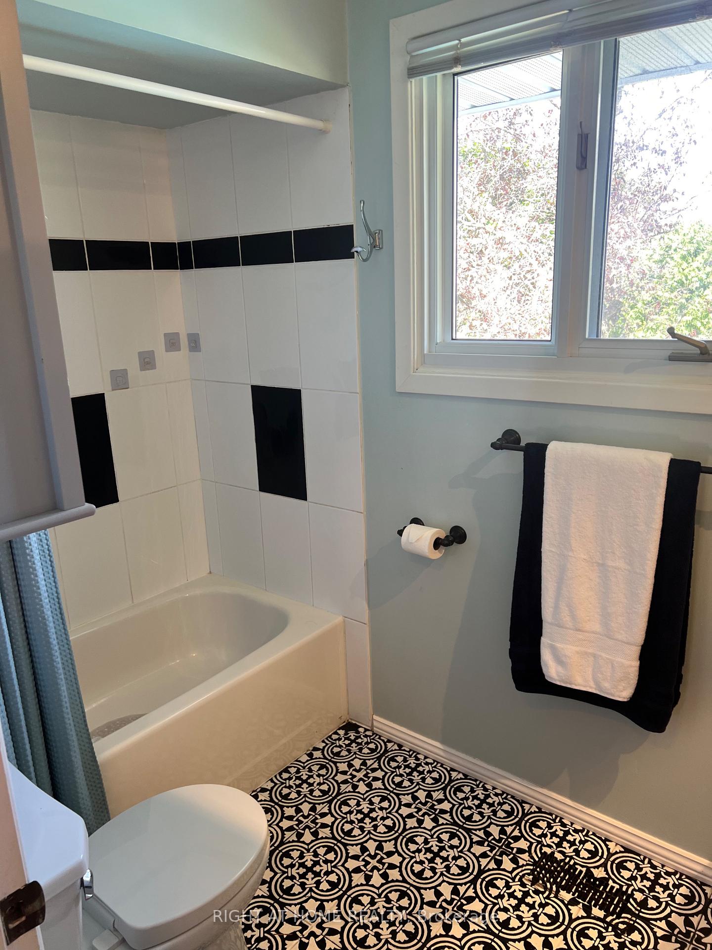 Photo 18 of 828 Eastvale Drive, Ottawa, Beacon Hill North — HOMEH