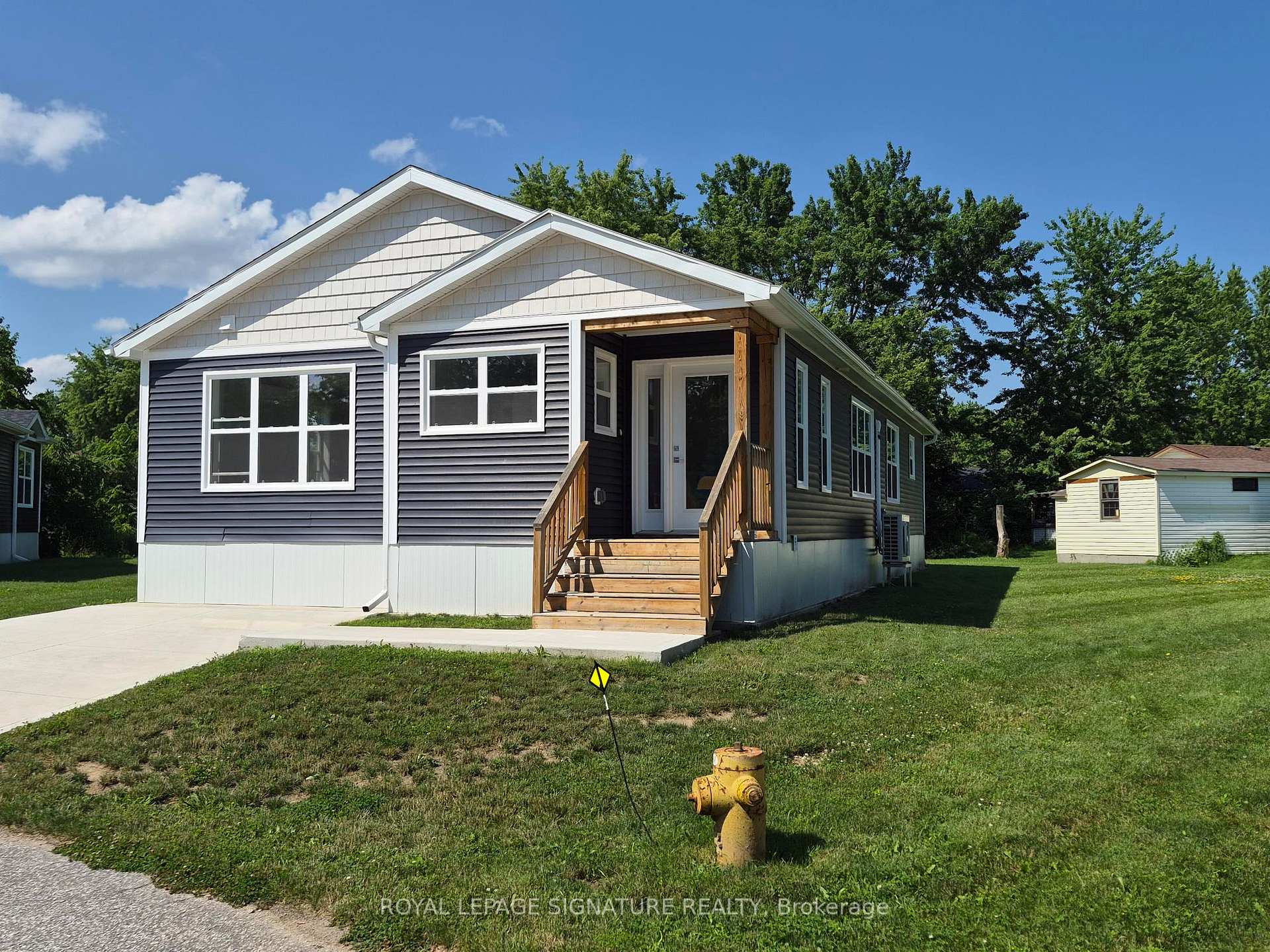 Photo 2 of 16 Briarwood Place, Innisfil, Cookstown — HOMEH