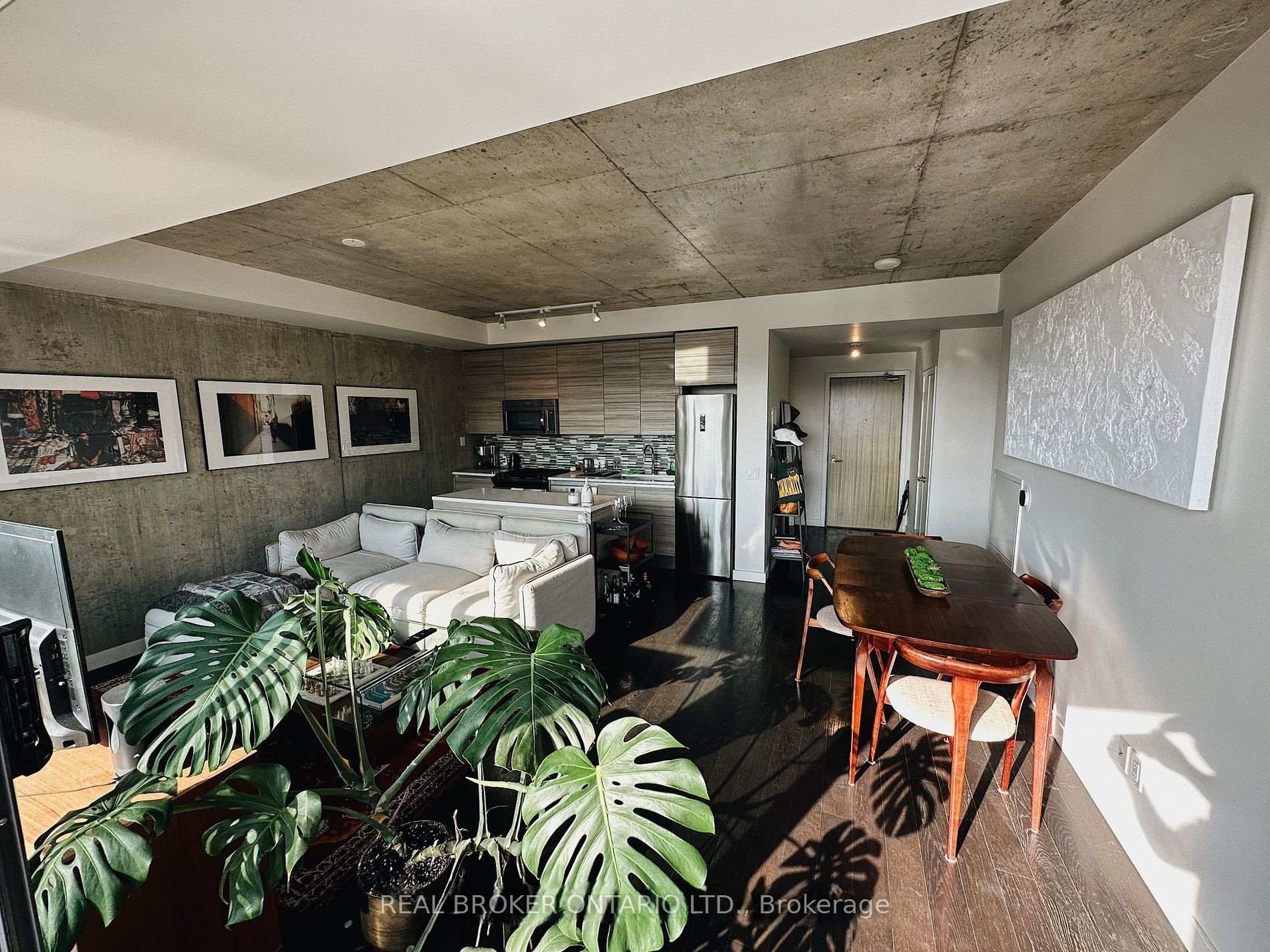 Photo of Unit 605, 111 Bathurst Street