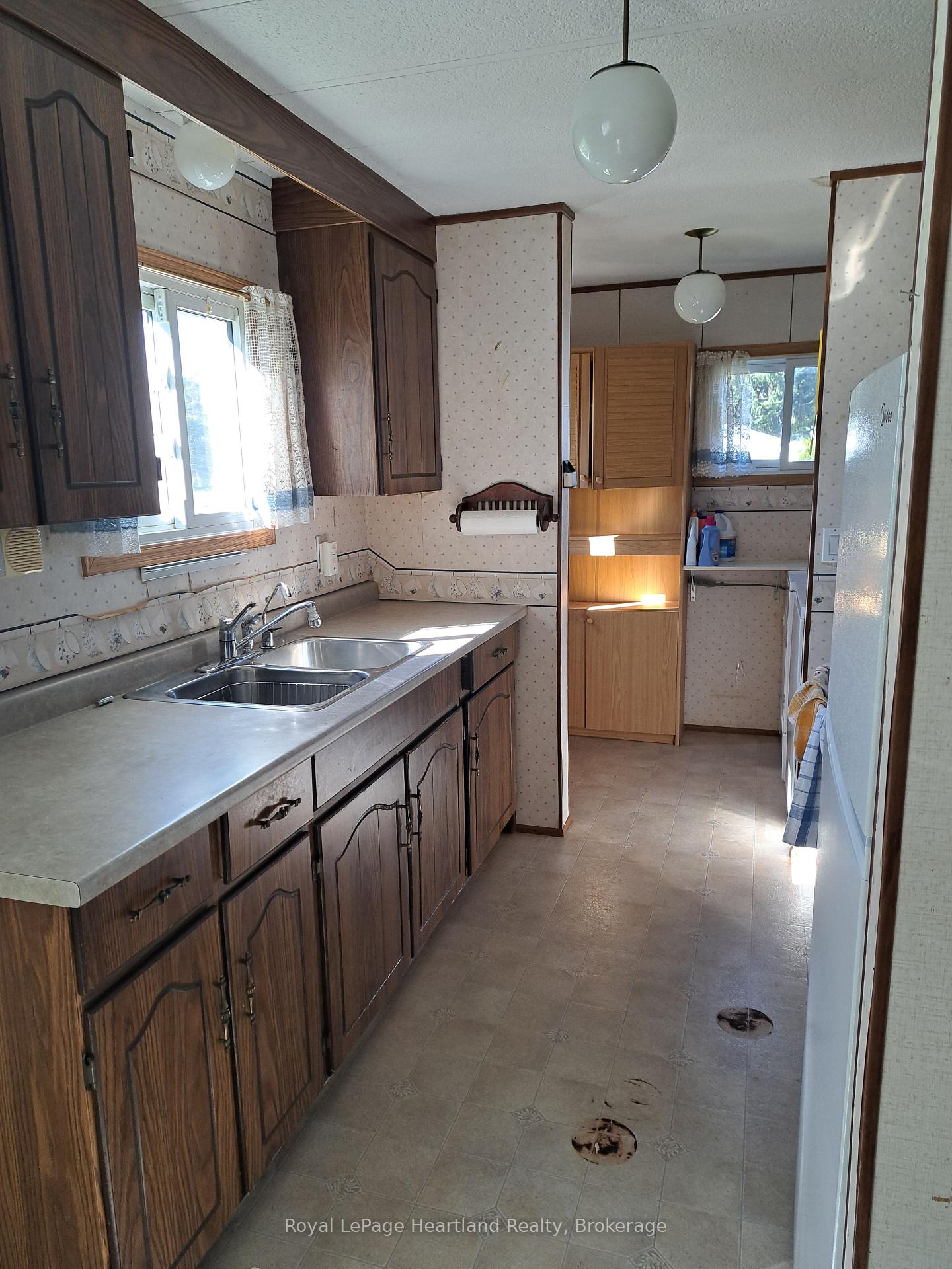 Photo 4 of 2 Velma Street, Strathroy-Caradoc, SW — HOMEH