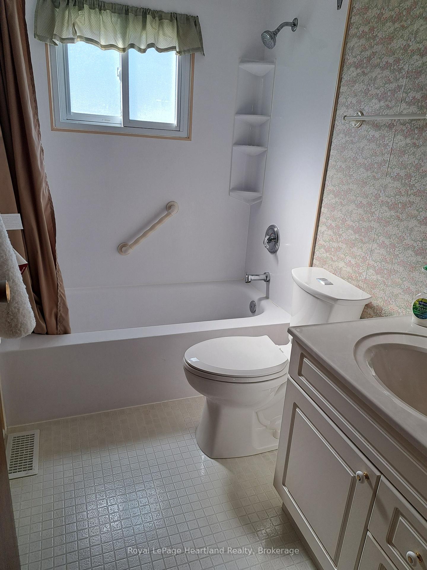 Photo 9 of 2 Velma Street, Strathroy-Caradoc, SW — HOMEH