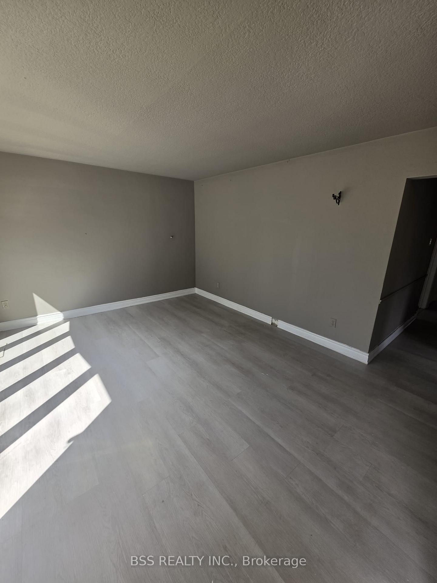 Photo 5 of 88 Southampton Drive, Scarborough, Eglinton East — HOMEH