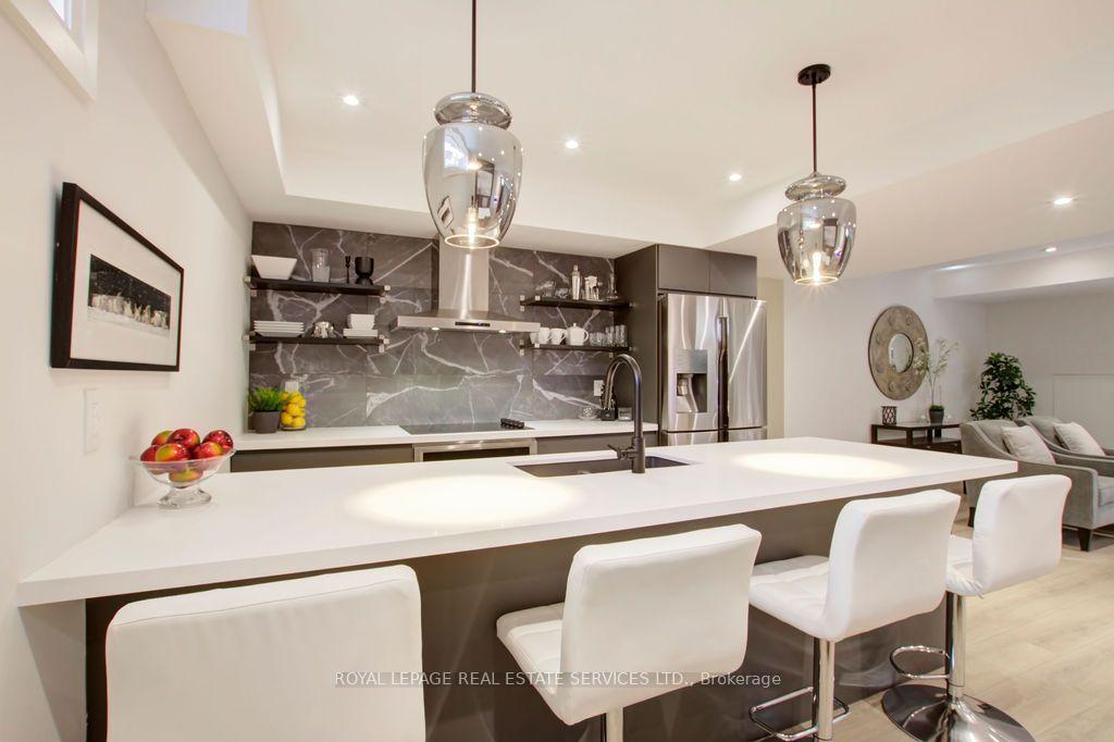Photo 4 of Unit Unit 2, 164 Maurice Drive, Oakville, Central — HOMEH