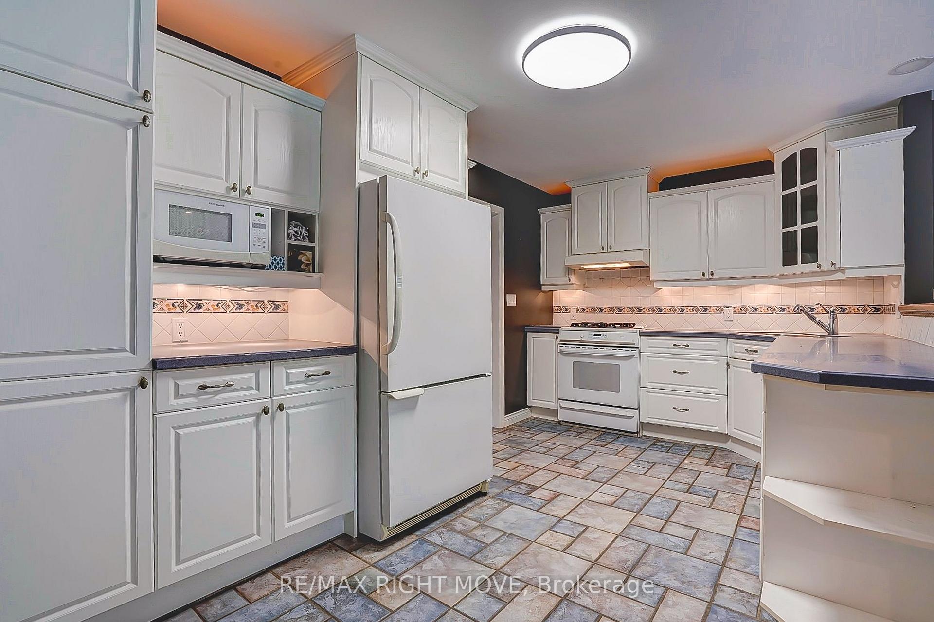 Photo 5 of 456 Jamieson Drive, Orillia — HOMEH