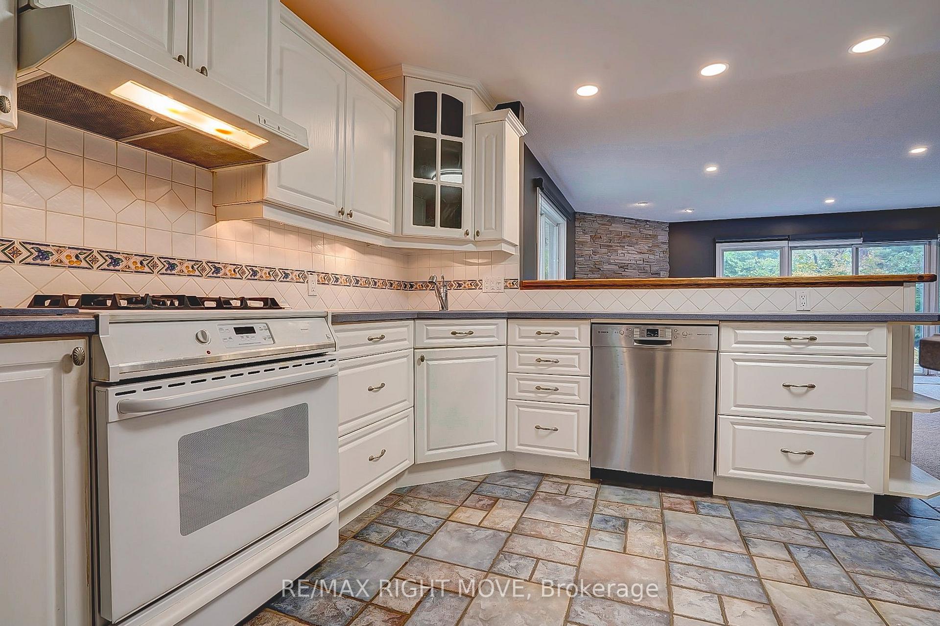 Photo 7 of 456 Jamieson Drive, Orillia — HOMEH