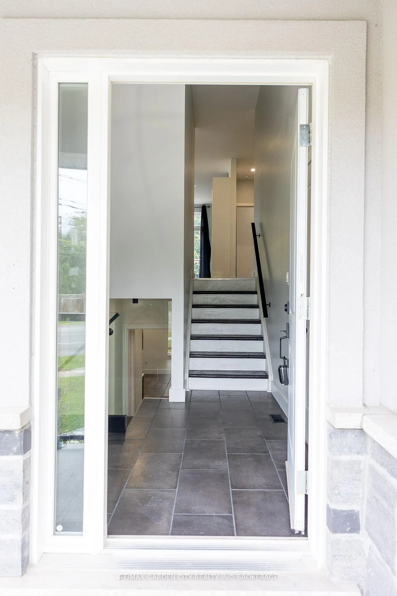 Photo 9 of 614b Niagara Street, St. Catharines, Bunting/Linwell — HOMEH