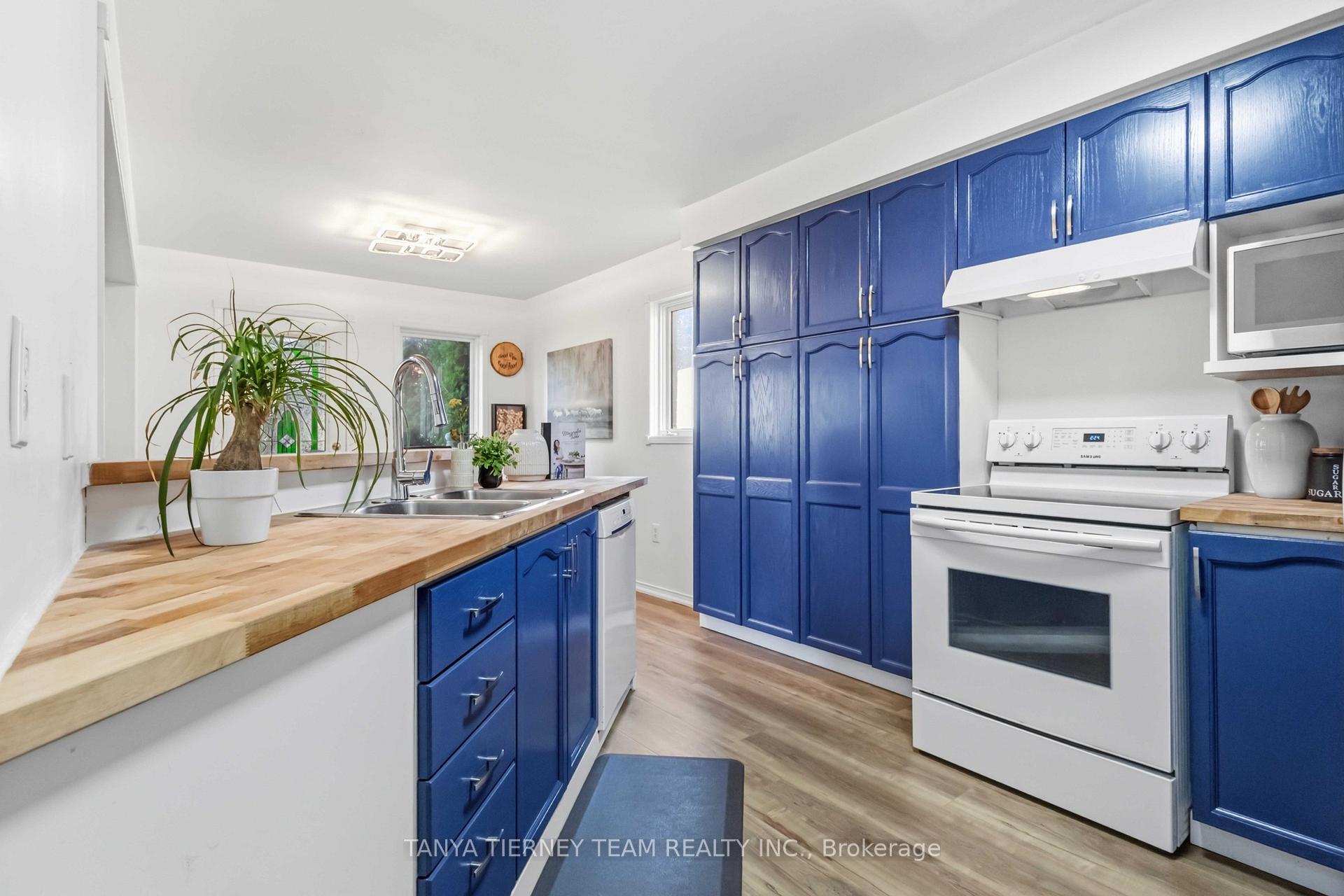 Photo 13 of 36 Zachary Place, Whitby, Brooklin — HOMEH