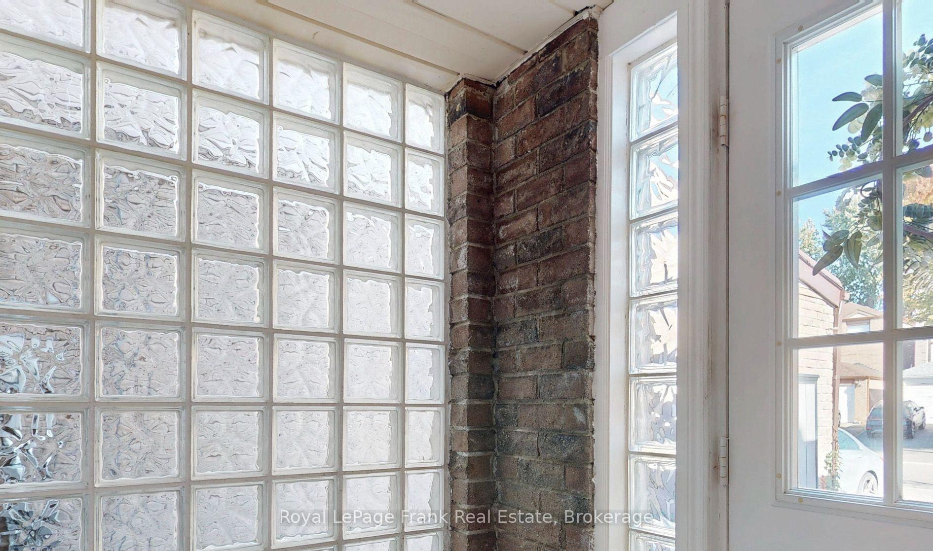 Photo 2 of 22 Peachtree Place, Vaughan, Glen Shields — HOMEH