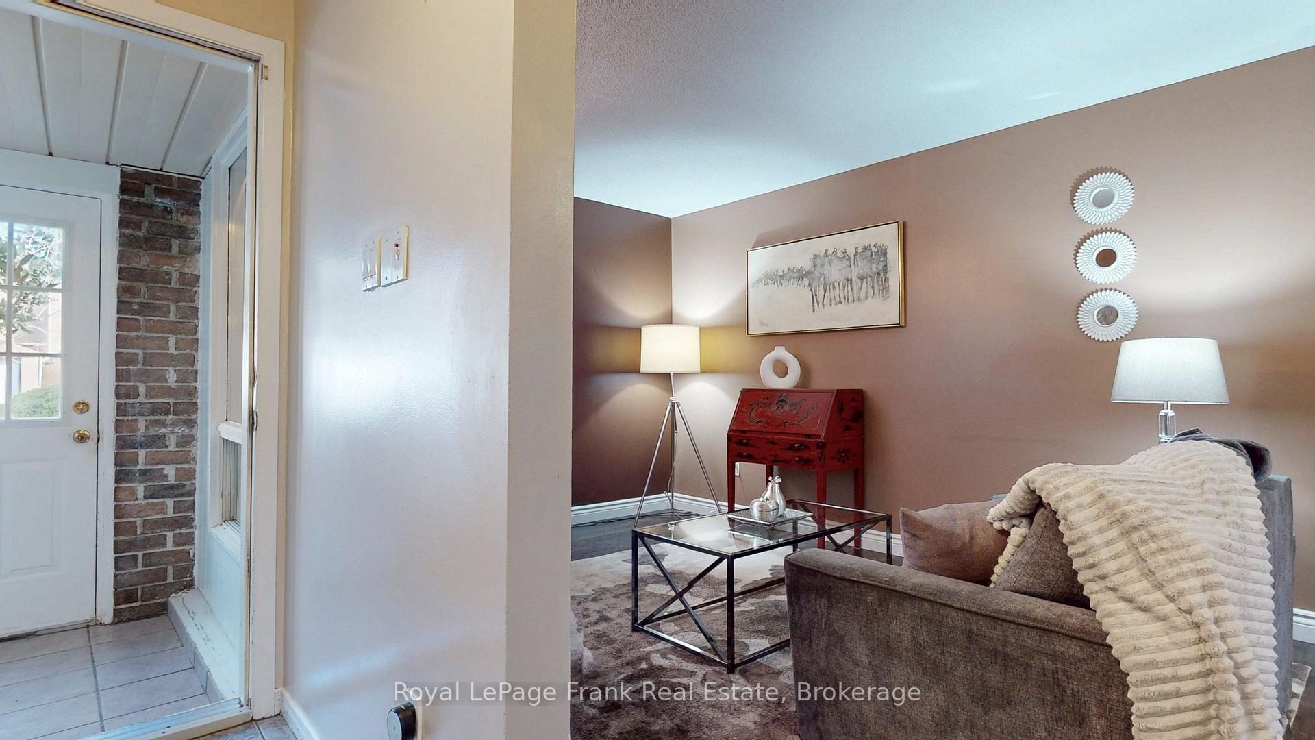 Photo 3 of 22 Peachtree Place, Vaughan, Glen Shields — HOMEH