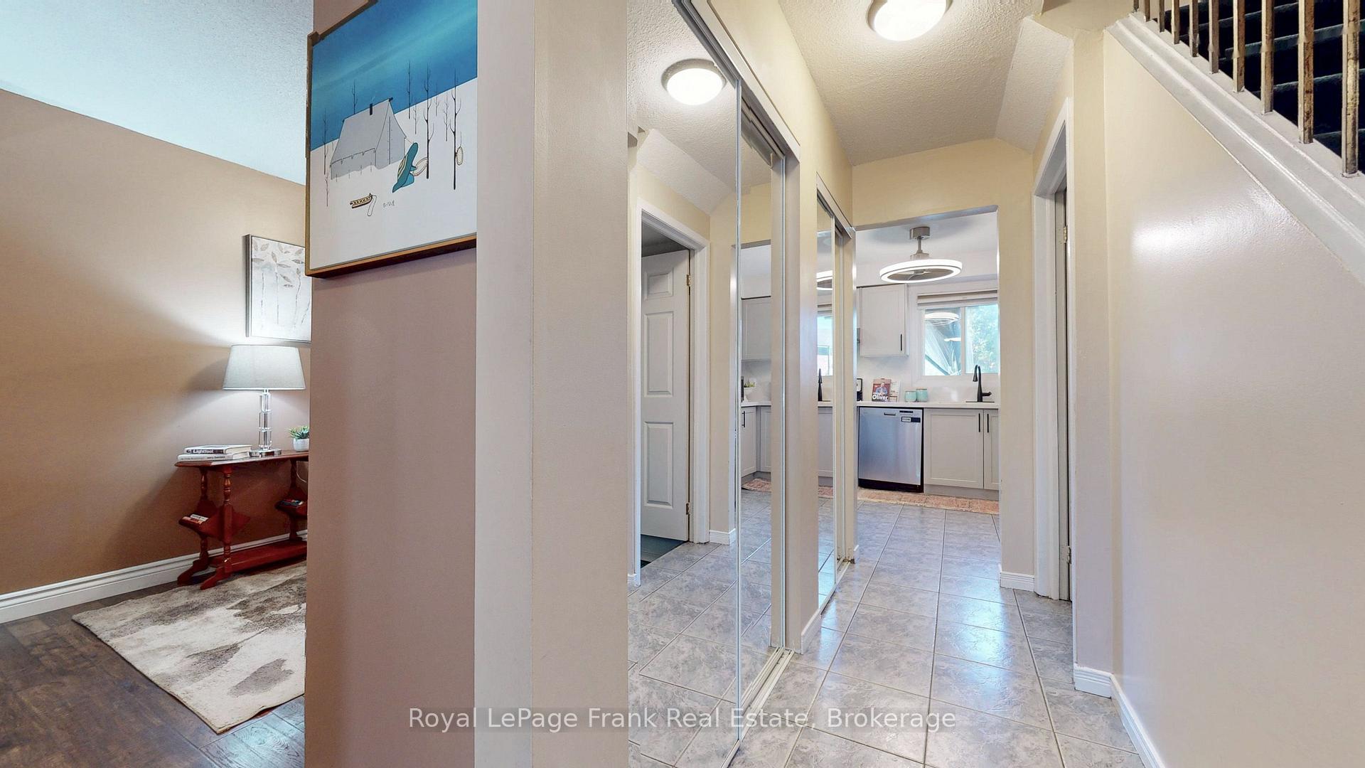Photo 4 of 22 Peachtree Place, Vaughan, Glen Shields — HOMEH