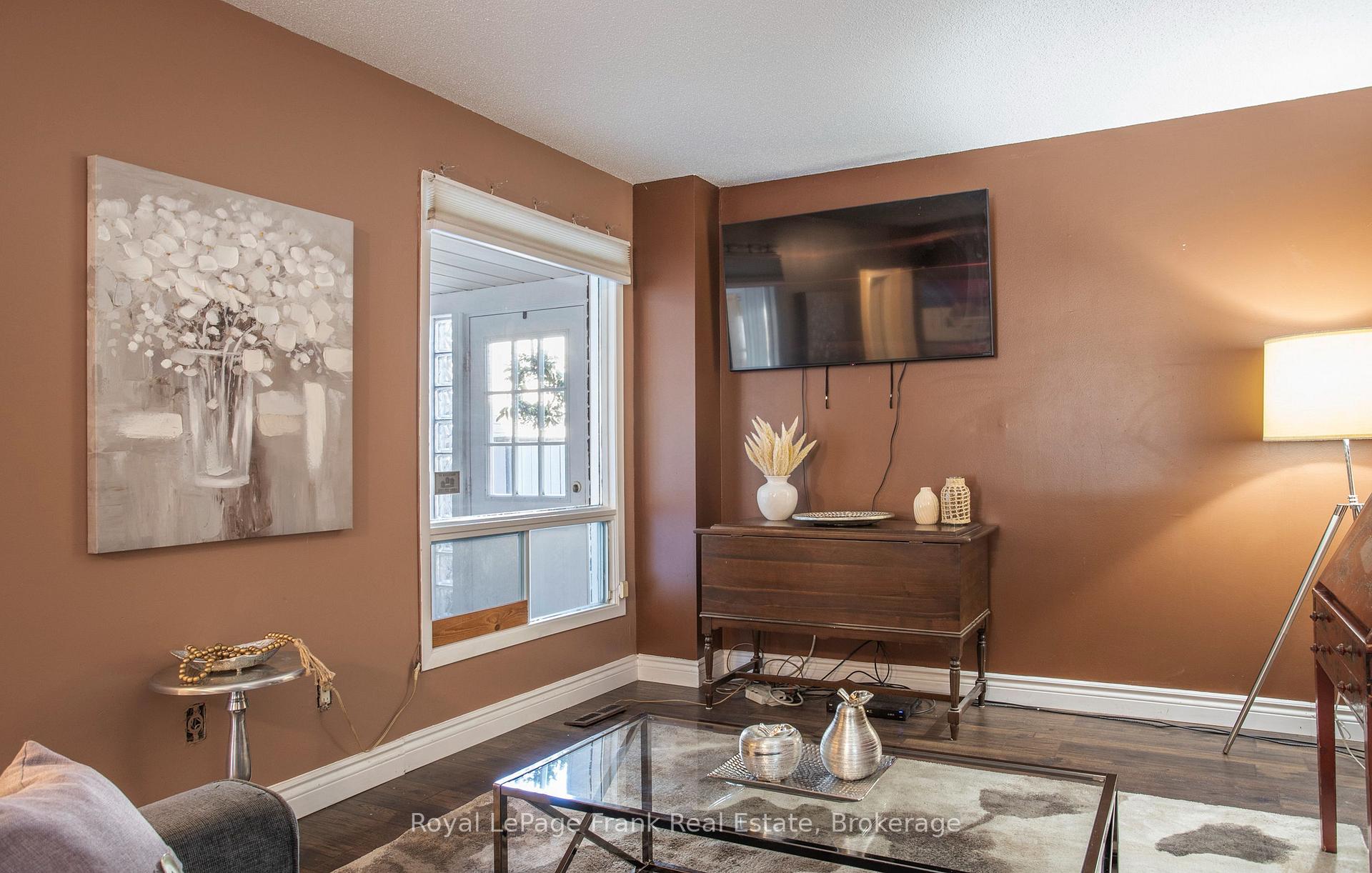 Photo 5 of 22 Peachtree Place, Vaughan, Glen Shields — HOMEH