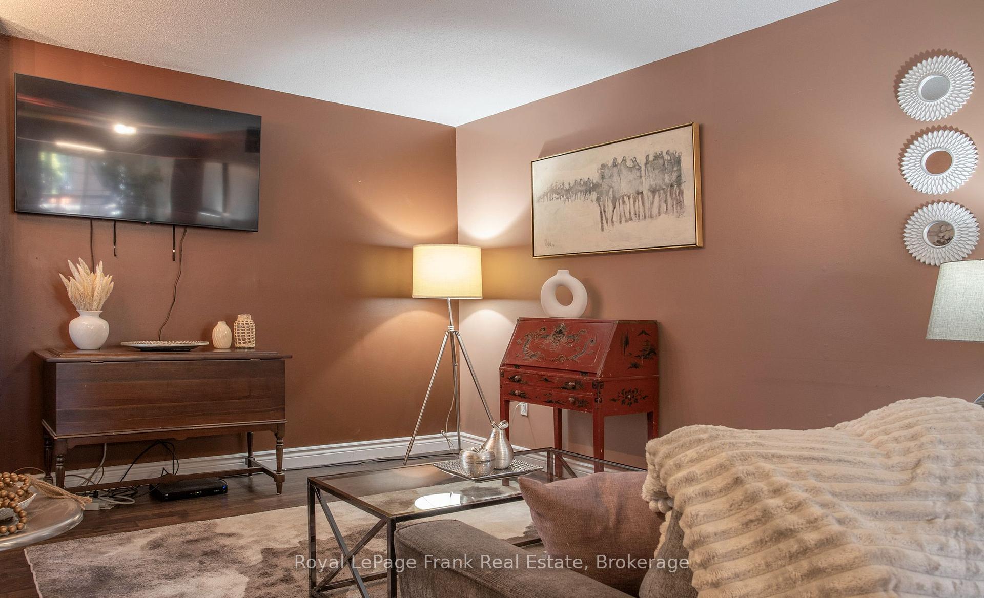 Photo 6 of 22 Peachtree Place, Vaughan, Glen Shields — HOMEH