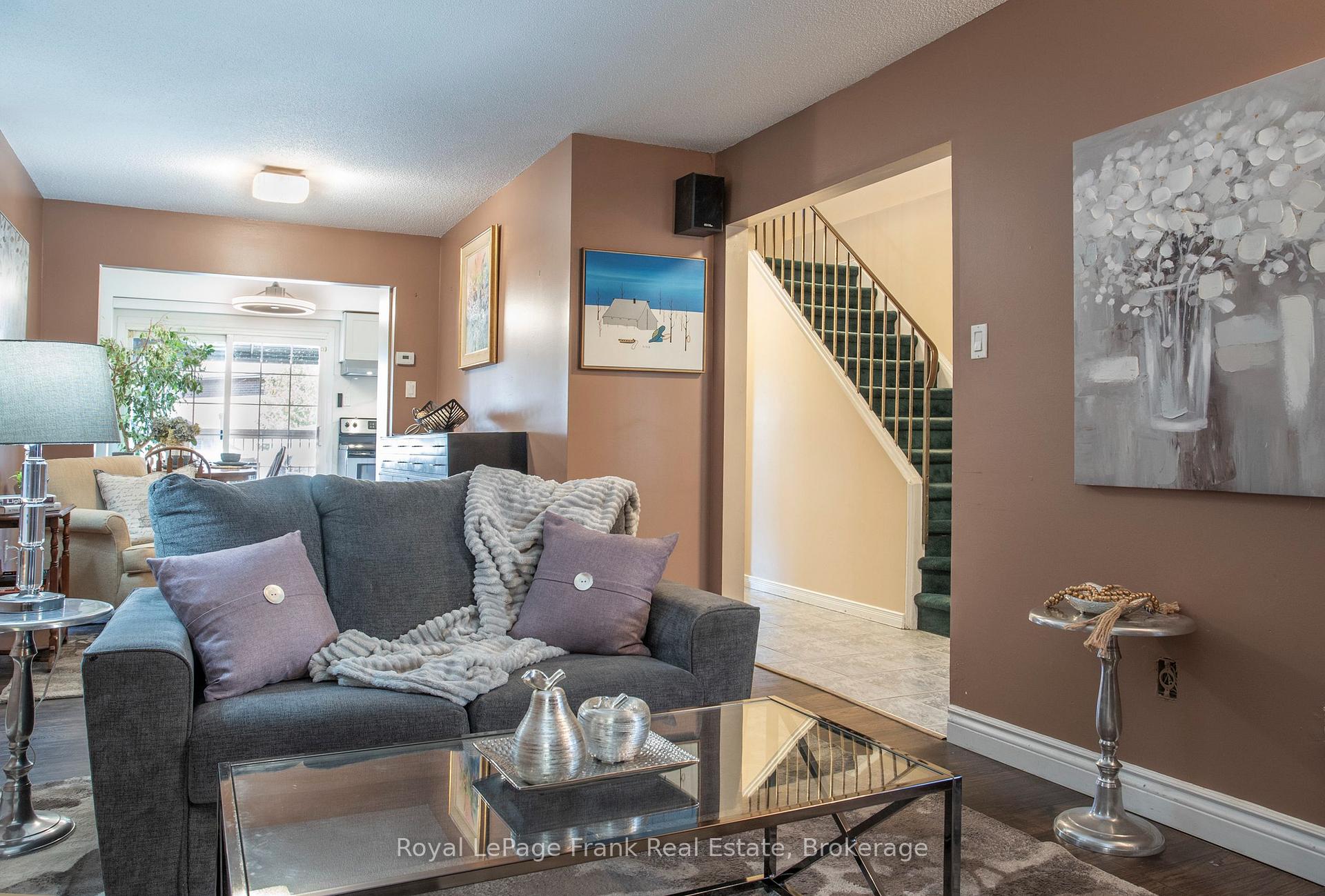 Photo 7 of 22 Peachtree Place, Vaughan, Glen Shields — HOMEH