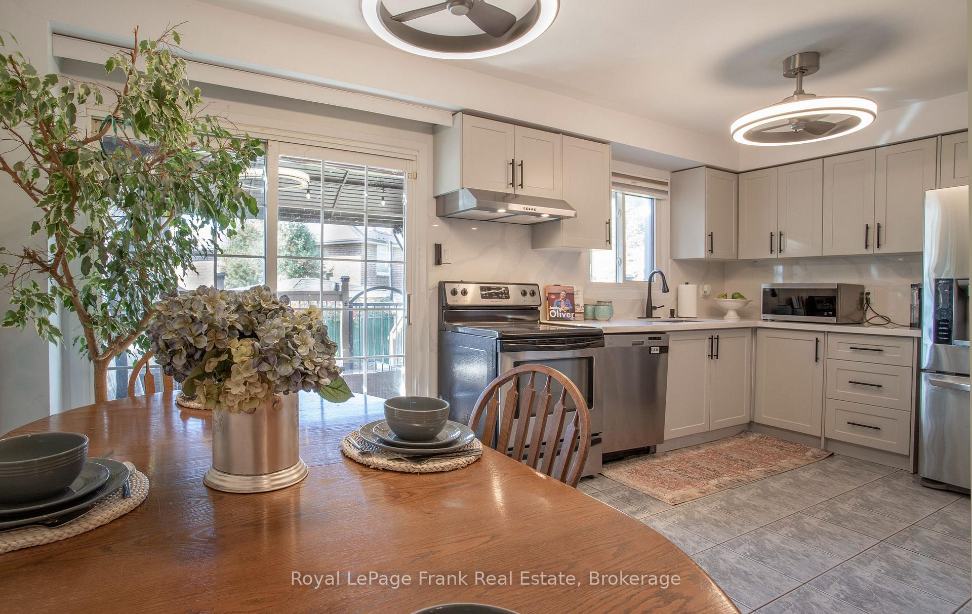 Photo 10 of 22 Peachtree Place, Vaughan, Glen Shields — HOMEH
