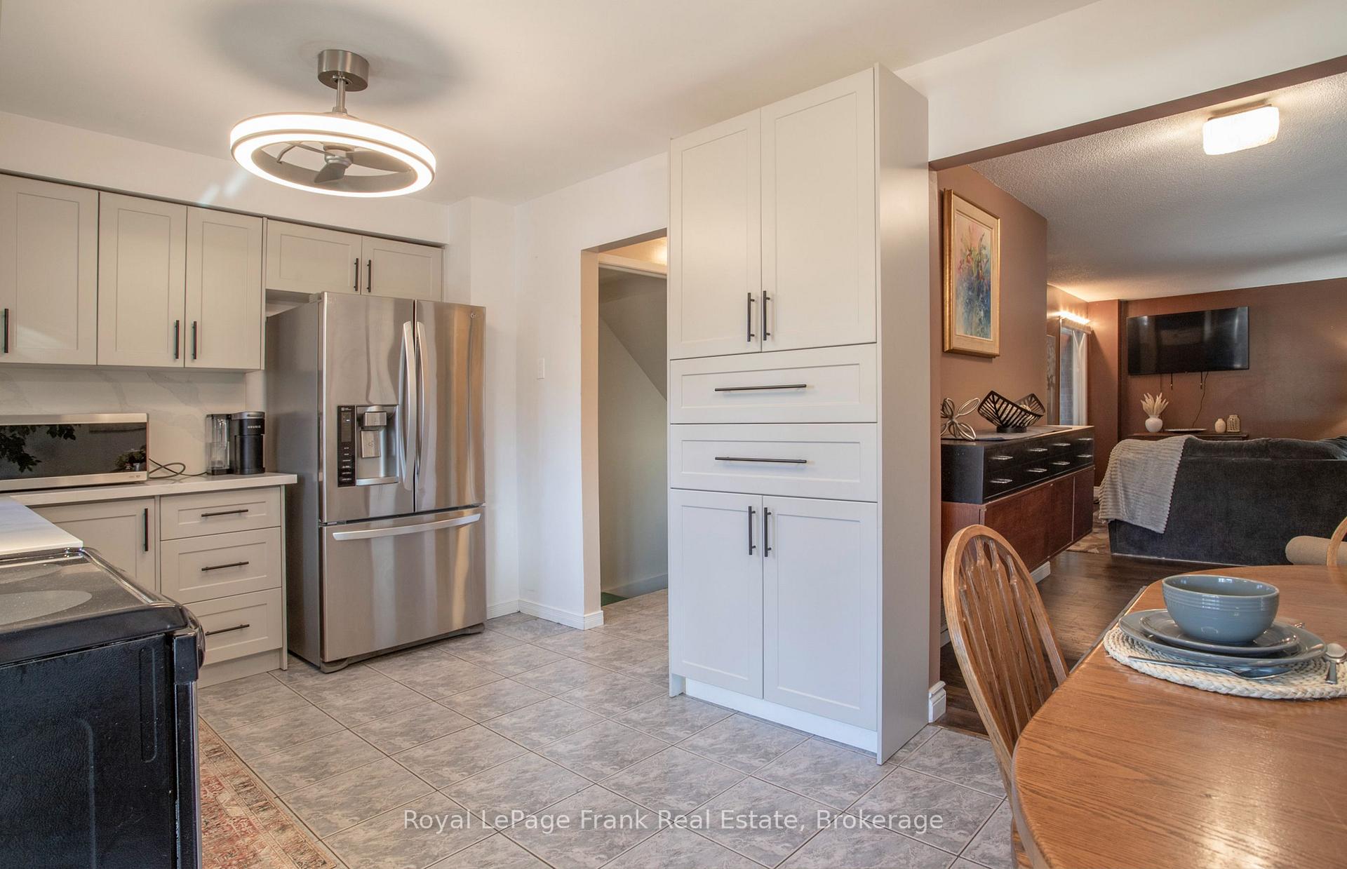 Photo 11 of 22 Peachtree Place, Vaughan, Glen Shields — HOMEH