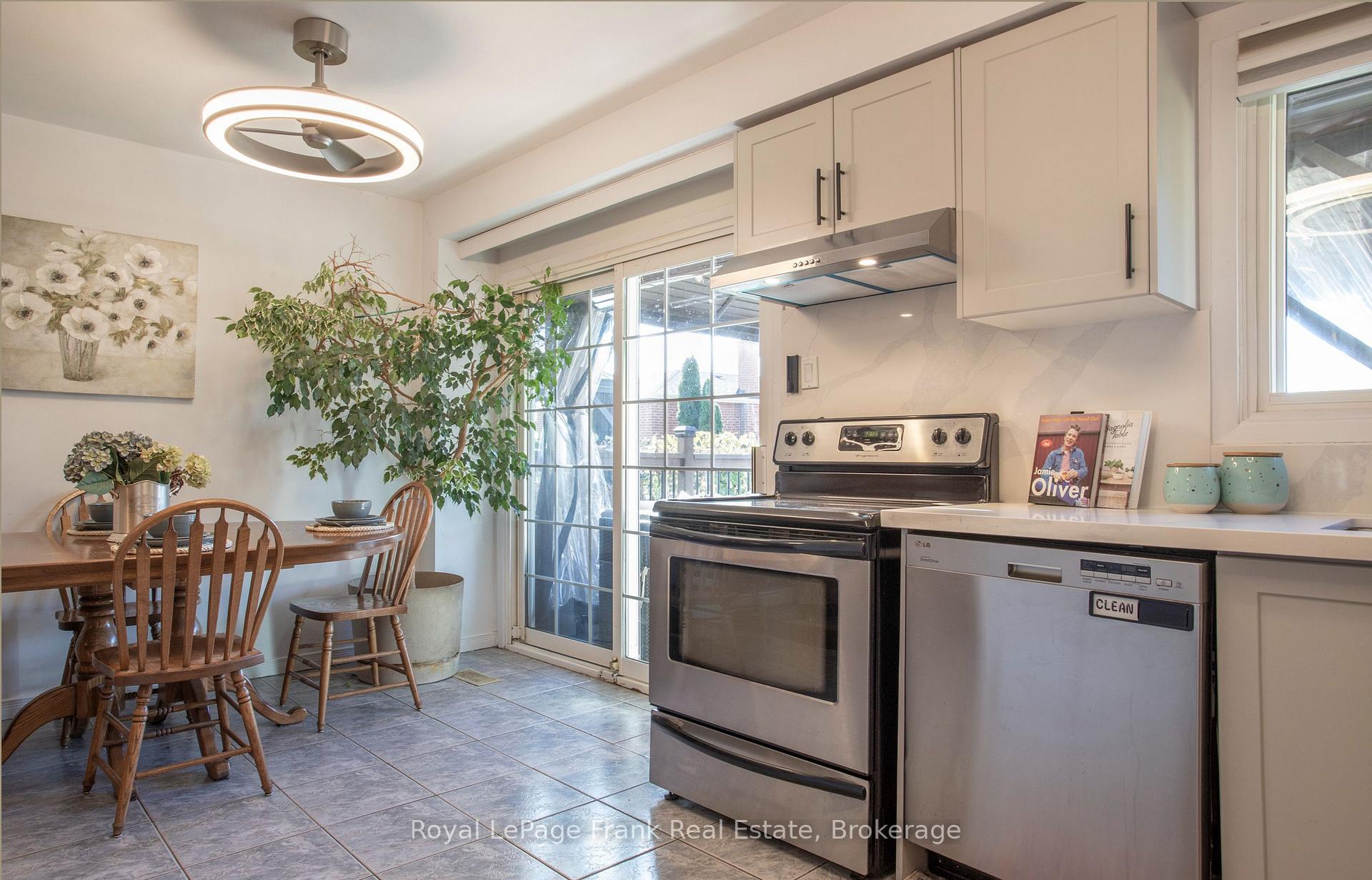 Photo 12 of 22 Peachtree Place, Vaughan, Glen Shields — HOMEH