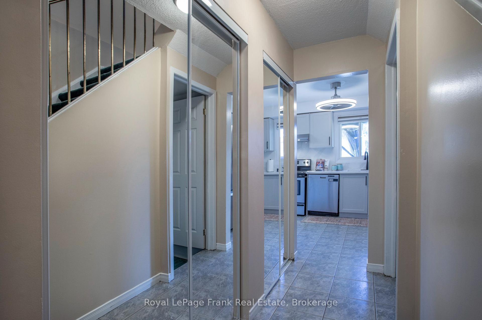 Photo 14 of 22 Peachtree Place, Vaughan, Glen Shields — HOMEH