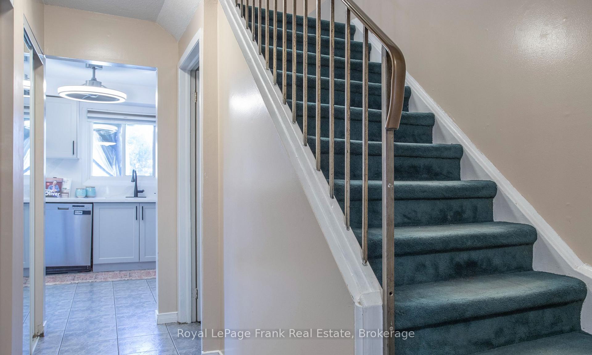 Photo 16 of 22 Peachtree Place, Vaughan, Glen Shields — HOMEH