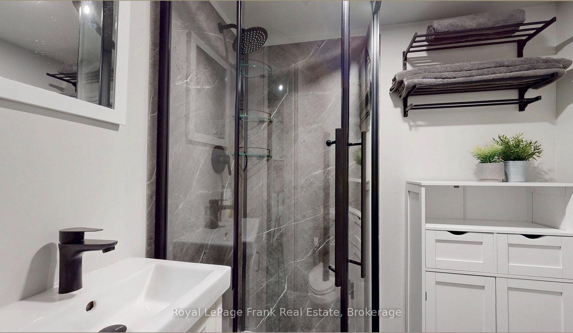 Photo 25 of 22 Peachtree Place, Vaughan, Glen Shields — HOMEH