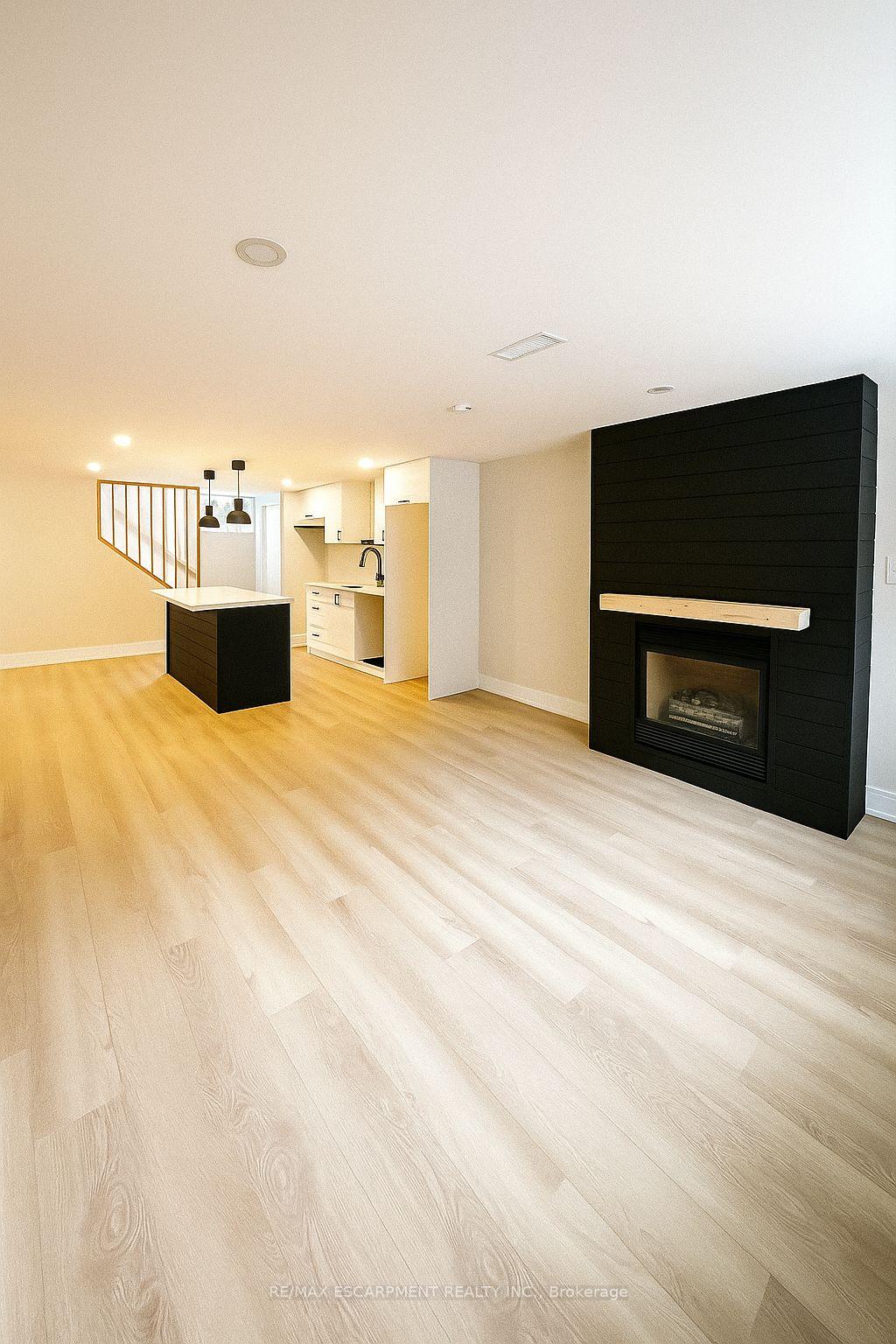 Photo 3 of Unit LOWER, 35 Wildewood Avenue, Hamilton, Huntington — HOMEH