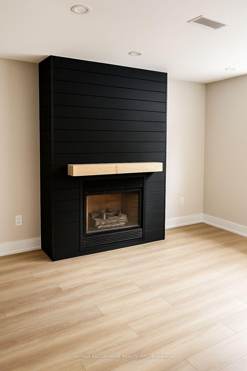 Photo 4 of Unit LOWER, 35 Wildewood Avenue, Hamilton, Huntington — HOMEH