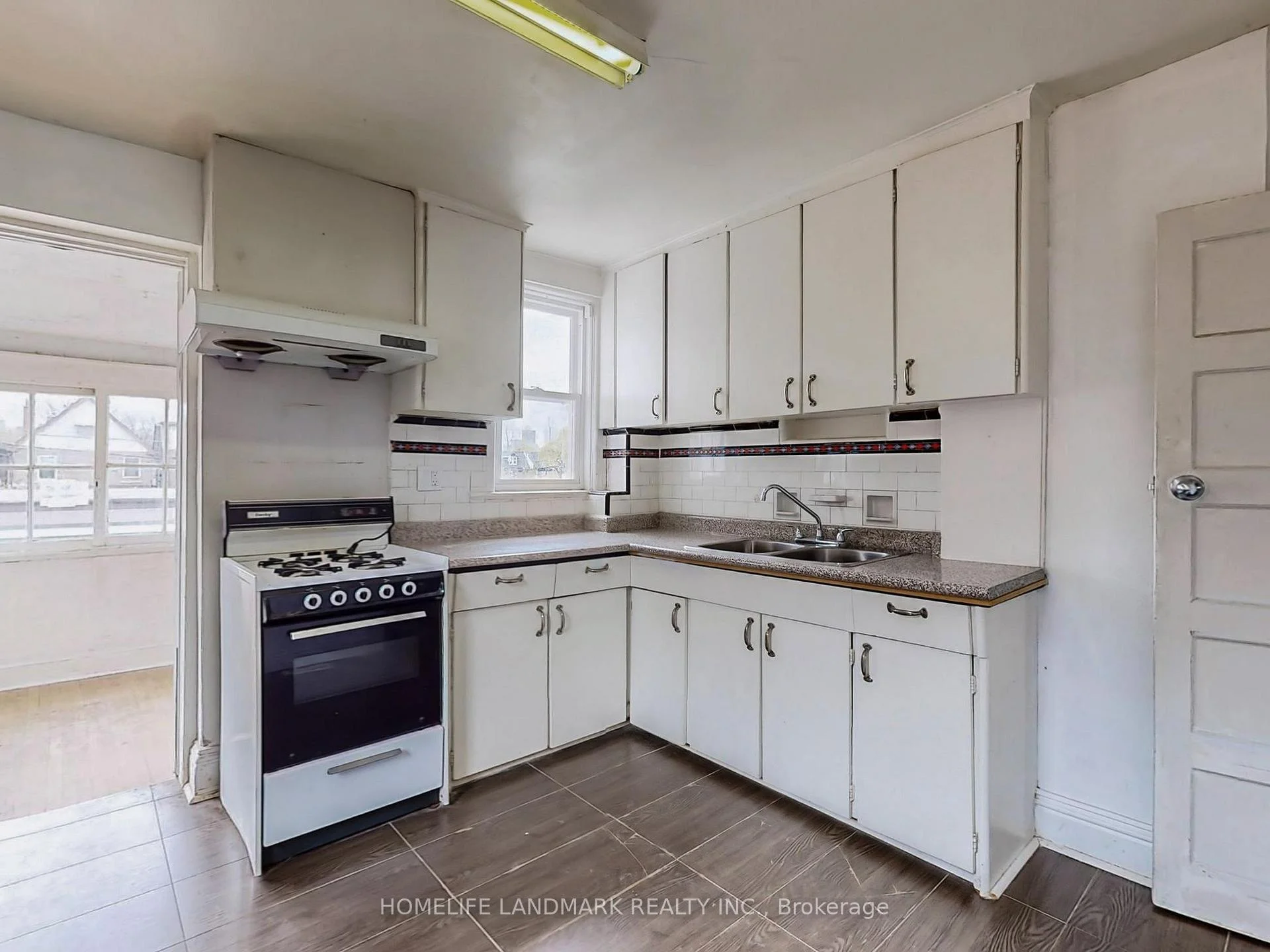 Photo 5 of Unit Upper, 609 Ossington Avenue, Toronto, Palmerston-Little Italy — HOMEH