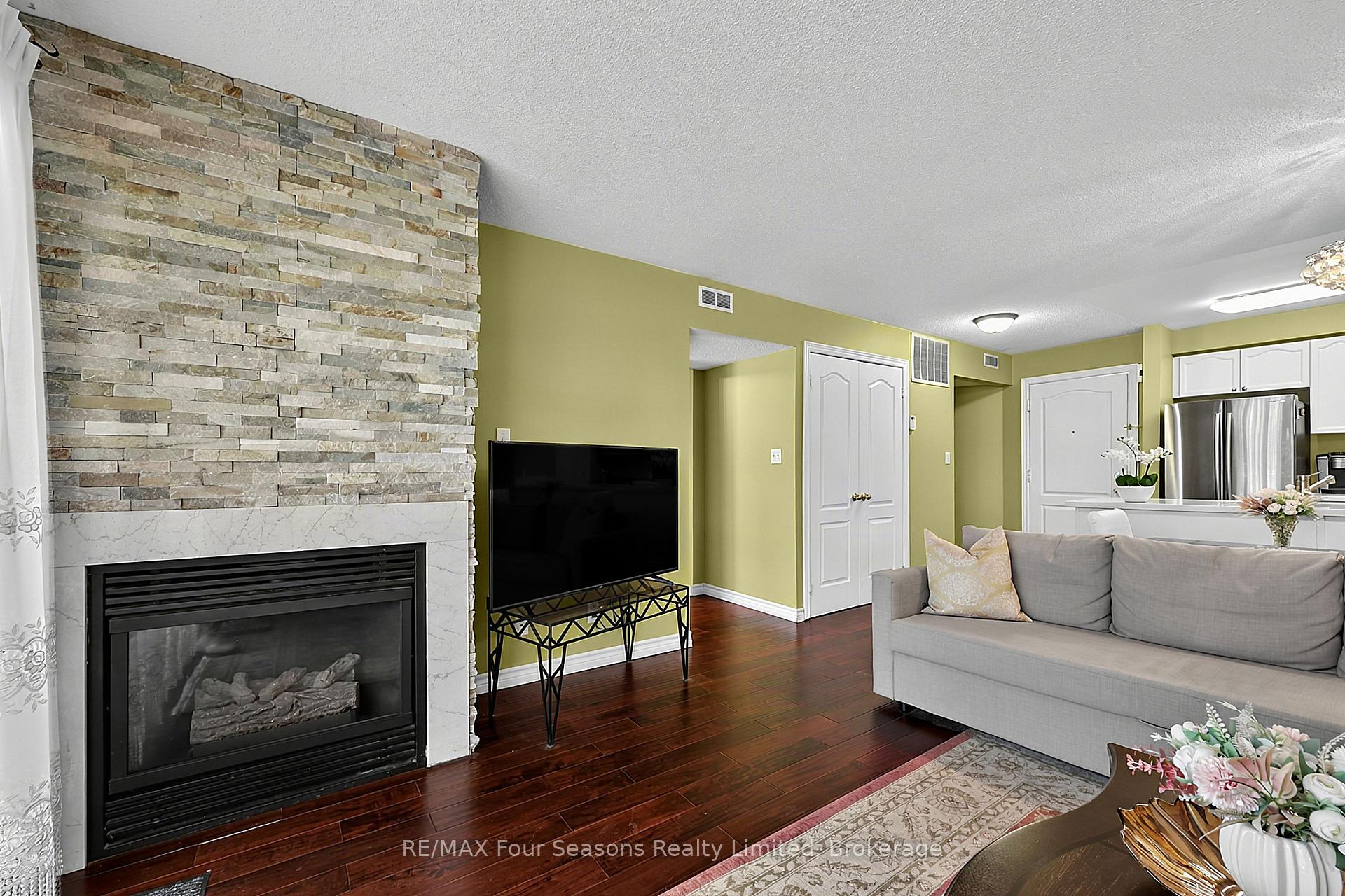 Photo 4 of Unit 839, 34 Dawson Drive, Collingwood — HOMEH