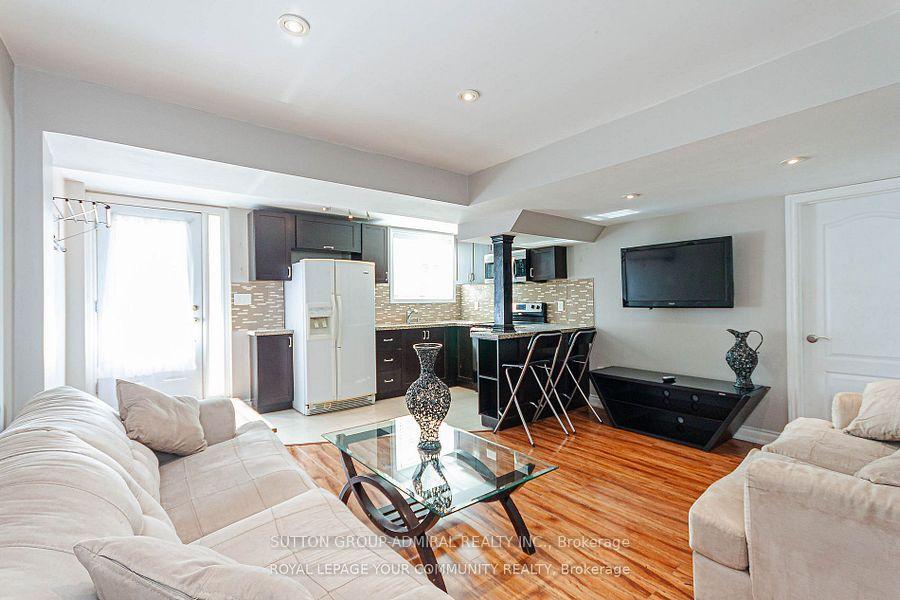 Photo 3 of Unit Basement, 111 Deerwood Crescent, Richmond Hill, Oak Ridges — HOMEH