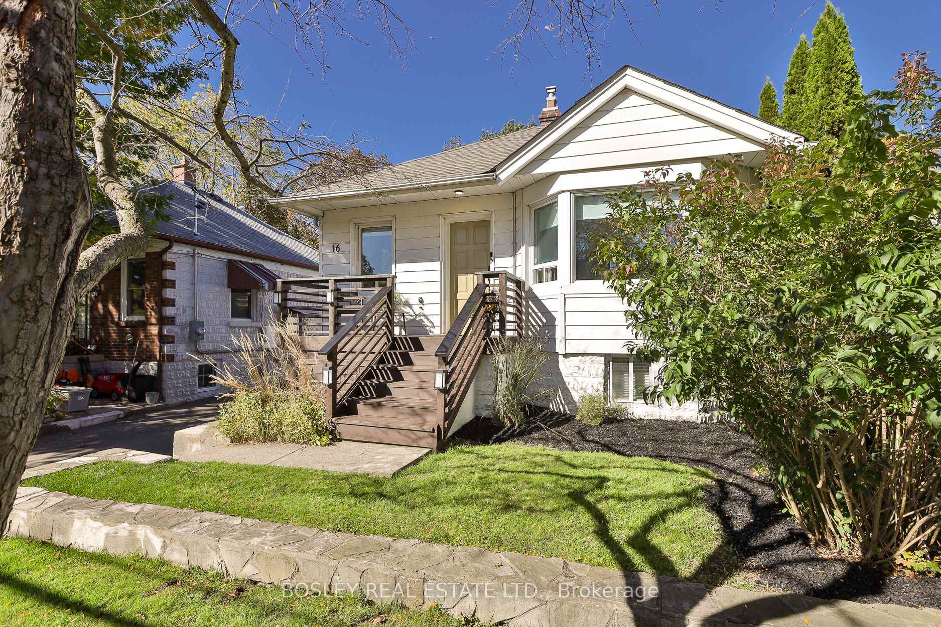 Photo 2 of 16 Delroy Drive, Etobicoke, Stonegate-Queensway — HOMEH