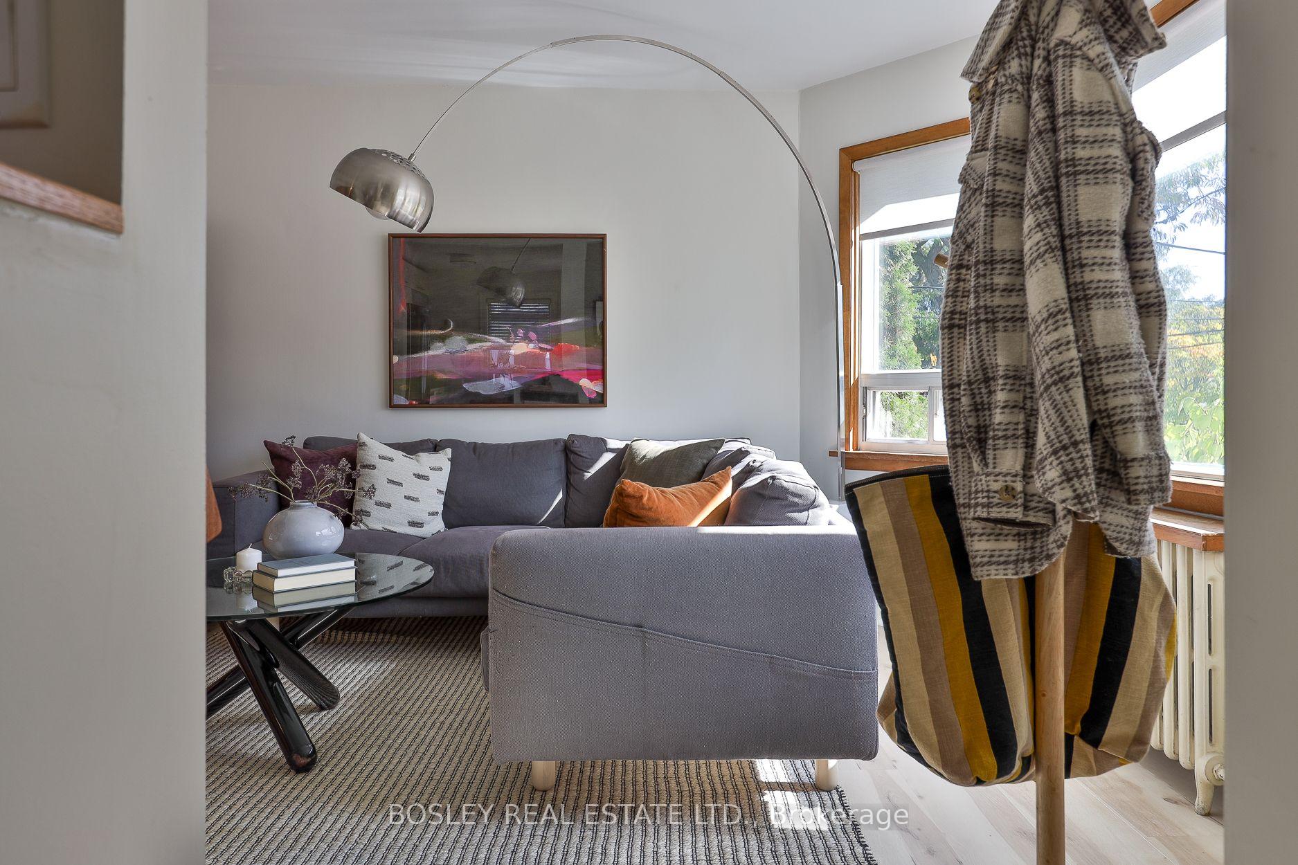 Photo 3 of 16 Delroy Drive, Etobicoke, Stonegate-Queensway — HOMEH