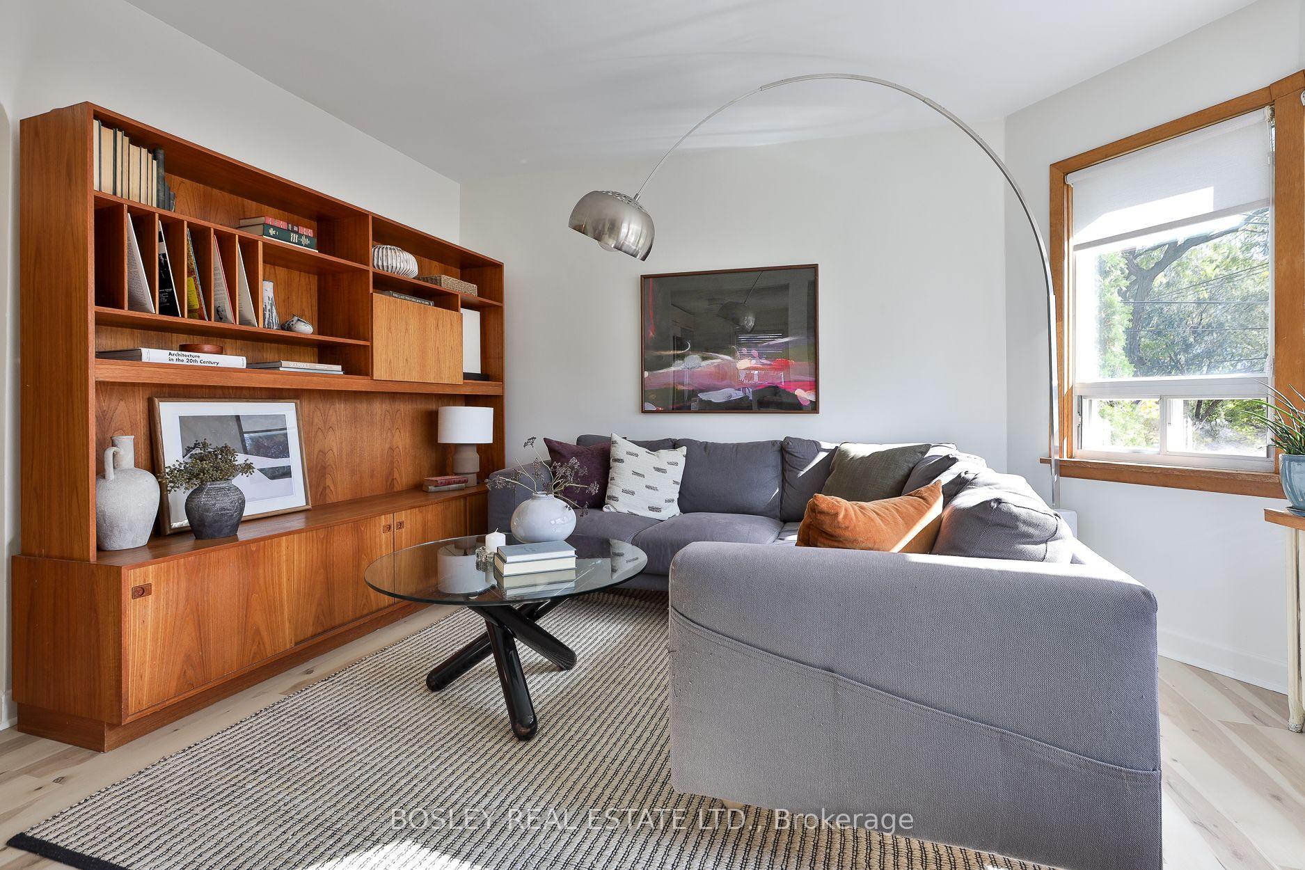 Photo 4 of 16 Delroy Drive, Etobicoke, Stonegate-Queensway — HOMEH