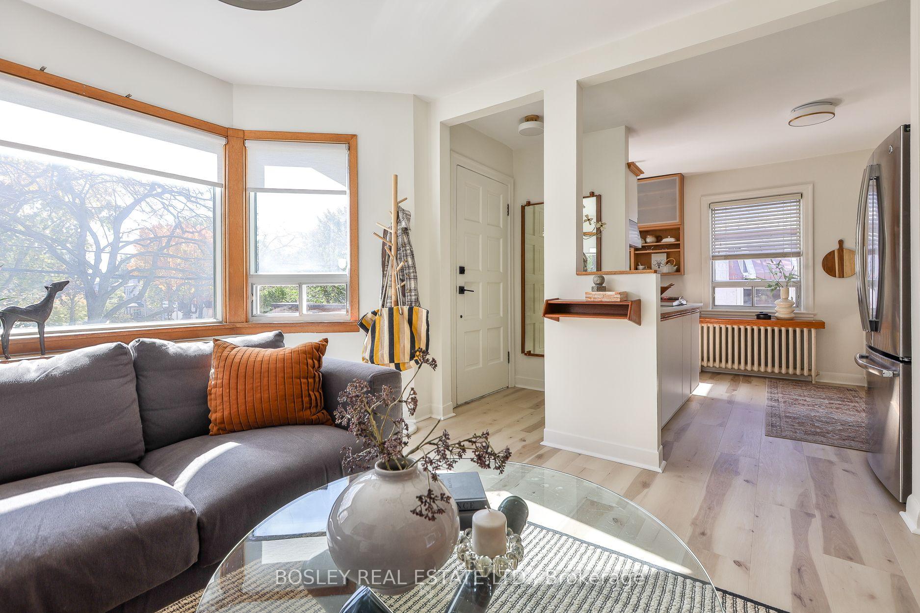Photo 8 of 16 Delroy Drive, Etobicoke, Stonegate-Queensway — HOMEH