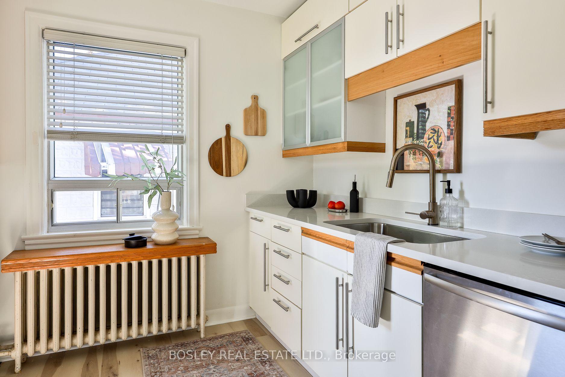 Photo 12 of 16 Delroy Drive, Etobicoke, Stonegate-Queensway — HOMEH
